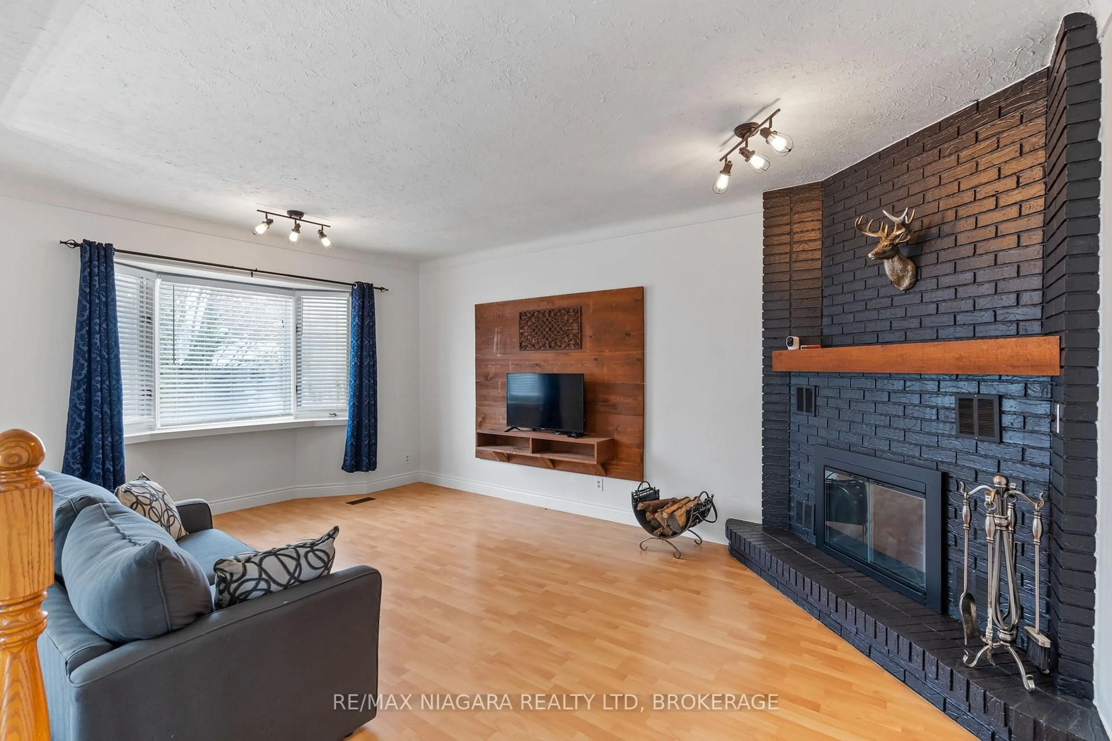 Living room with furniture, wood/laminate floor for 24 Forster Ave, Thorold Ontario L2V 4J5