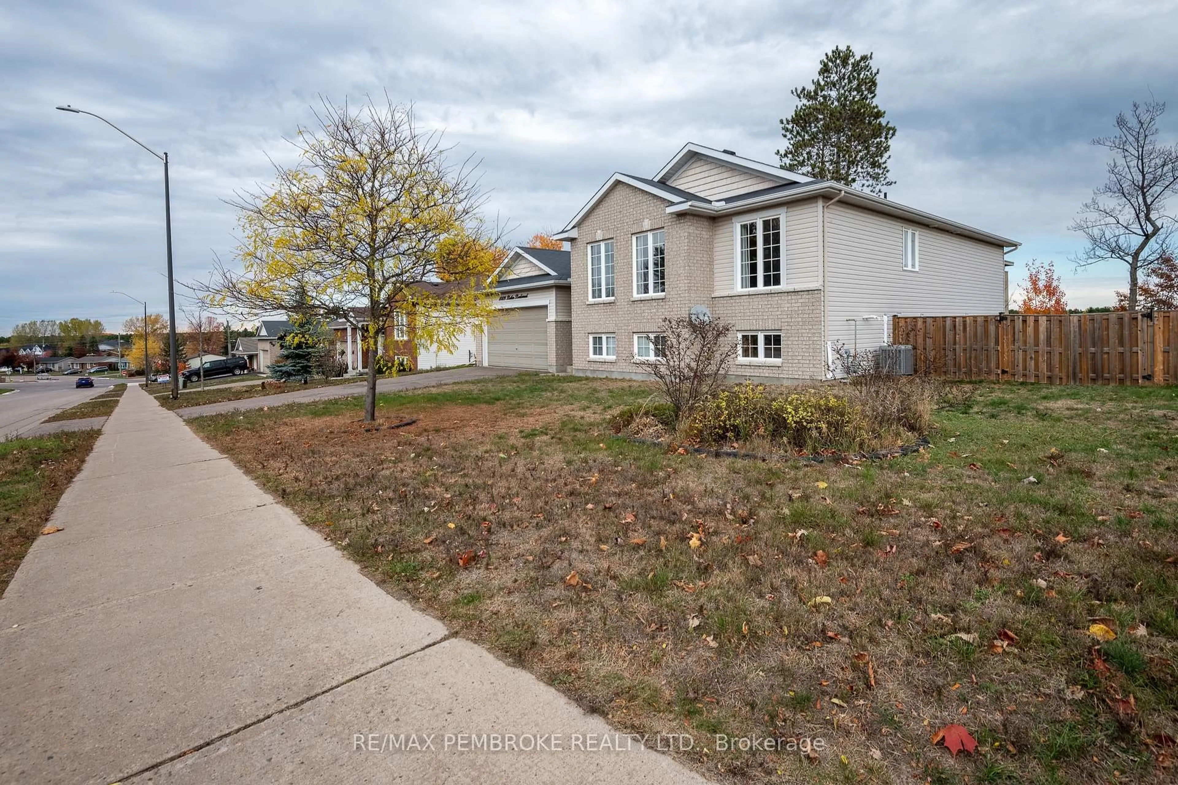 Home with vinyl exterior material, street for 1009 Butler Blvd, Petawawa Ontario K8H 0C2