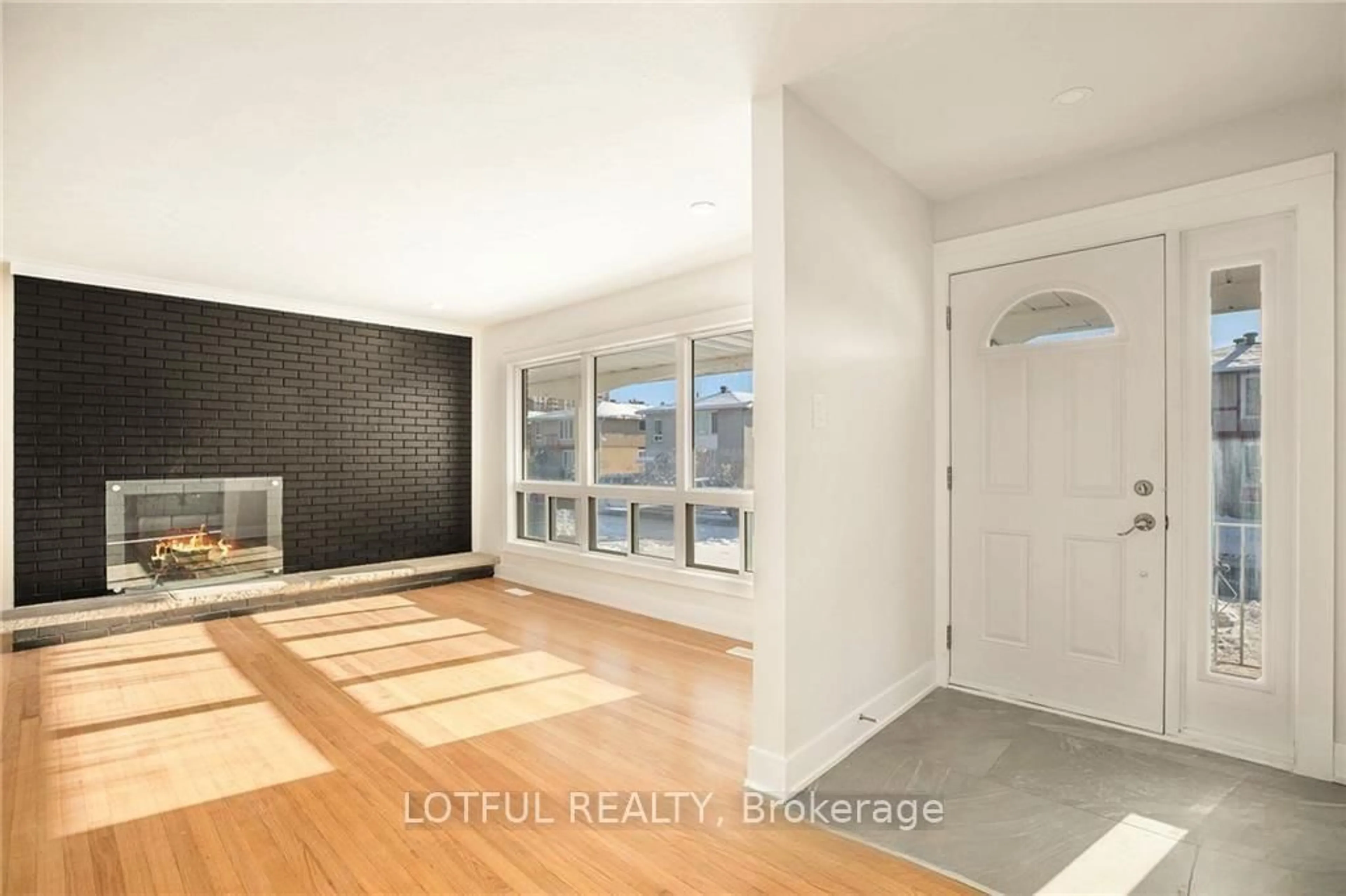 Indoor entryway for 2655 Don St, Ottawa Ontario K2B 6Y2