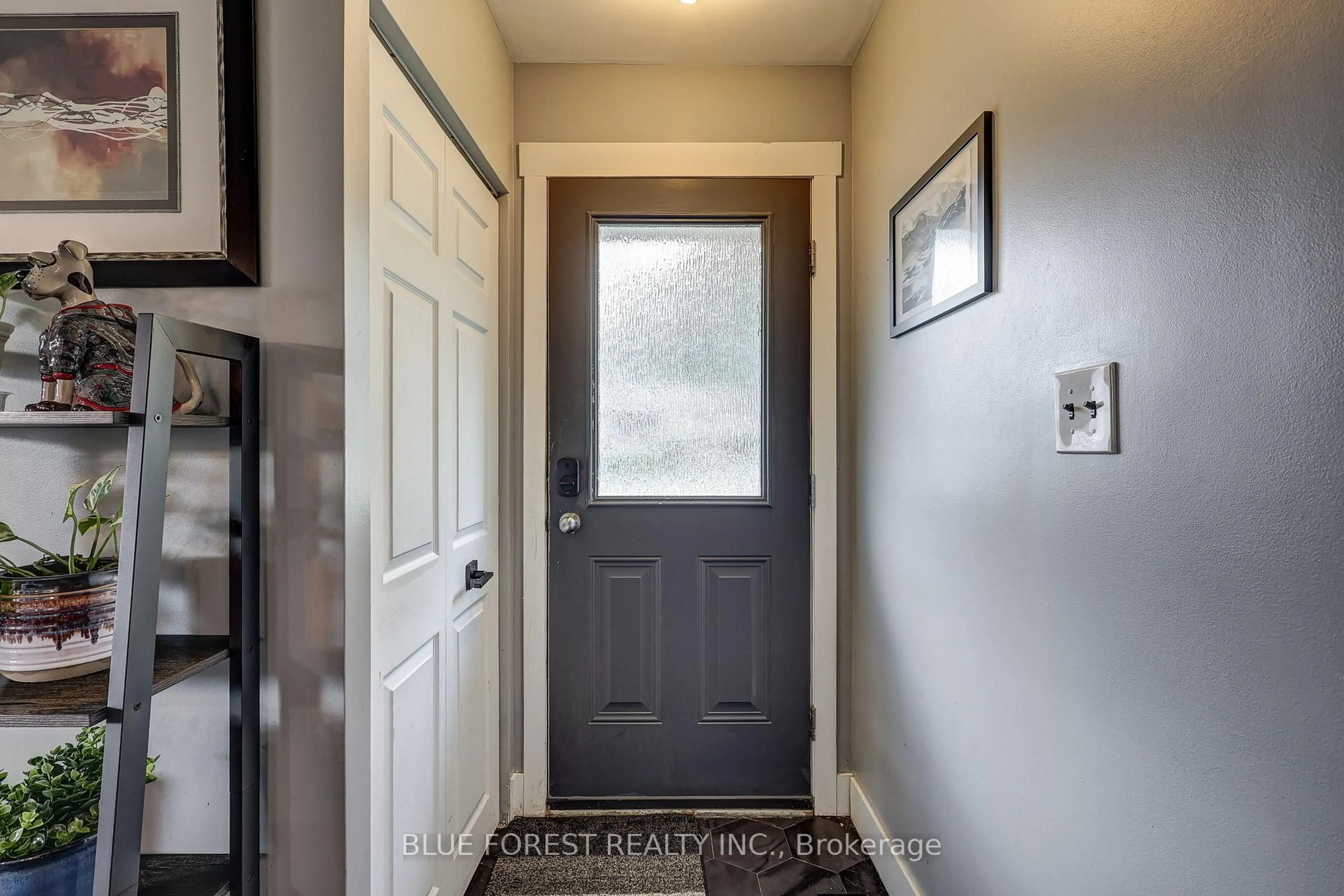 Indoor entryway for 199 BURLINGTON St, London South Ontario N5Z 3V9