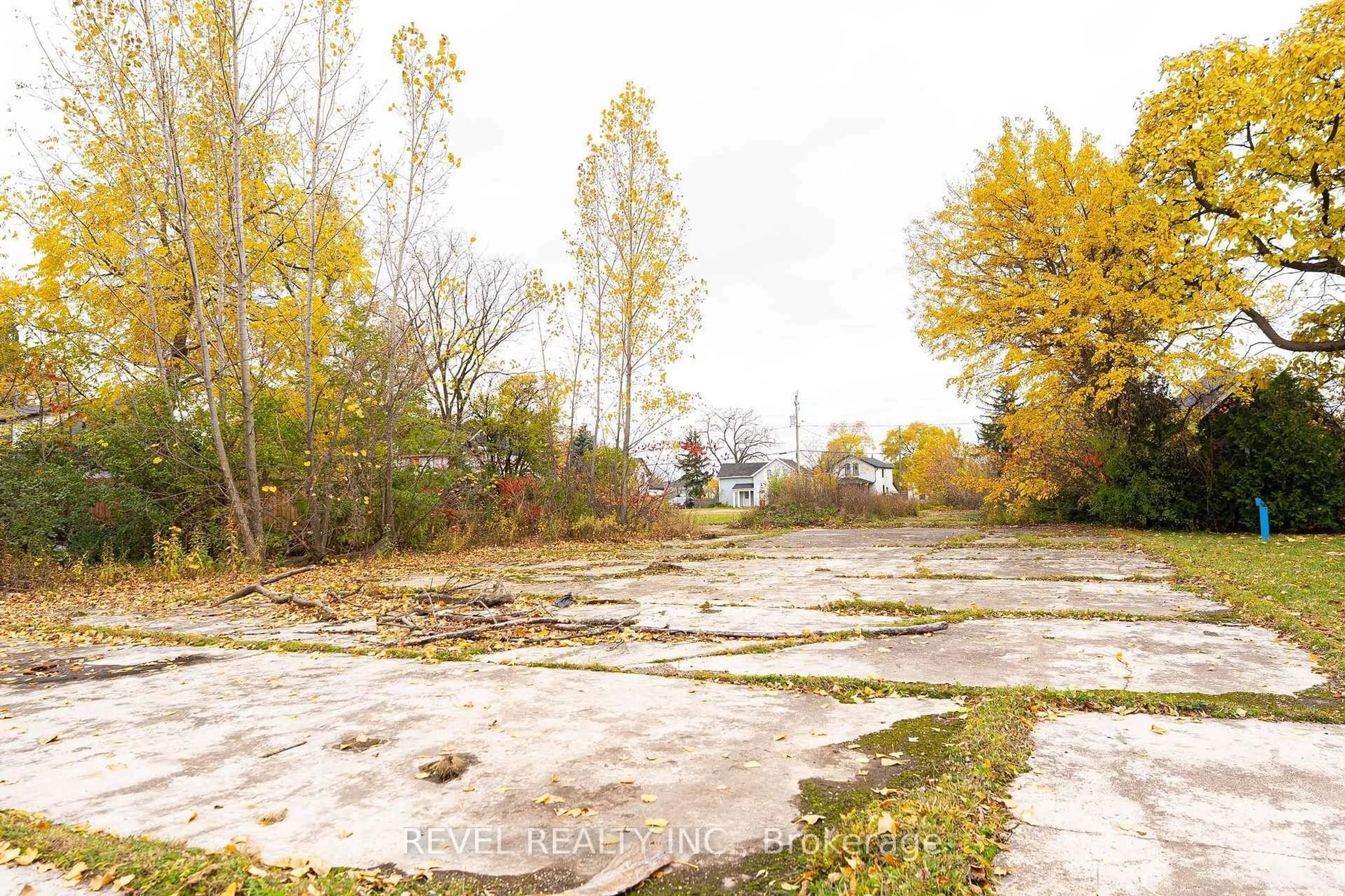 Parking for 5 Haight St, St. Catharines Ontario L2P 2L9