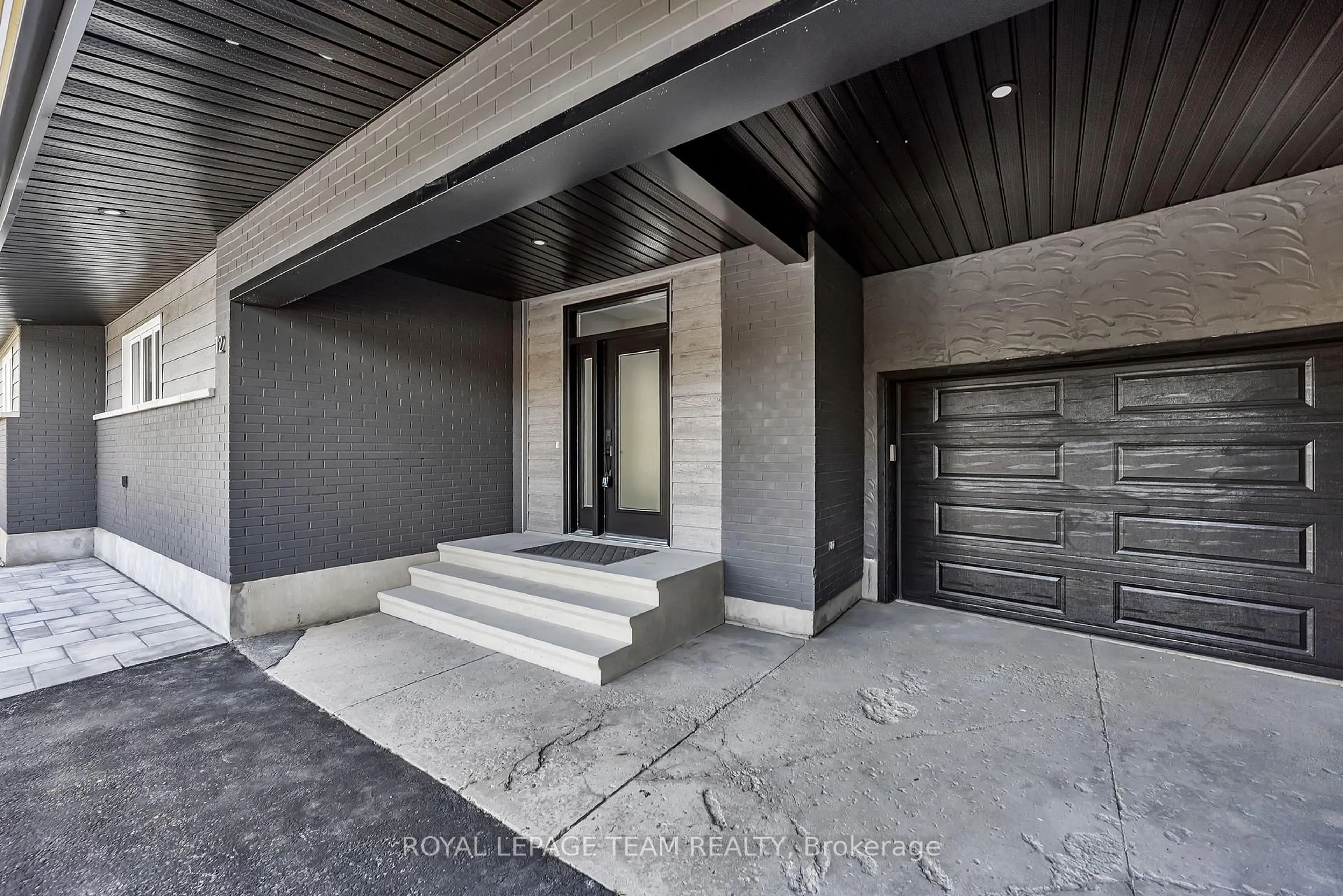 Indoor entryway for 12 Largo Cres, Ottawa Ontario K2G 3C7