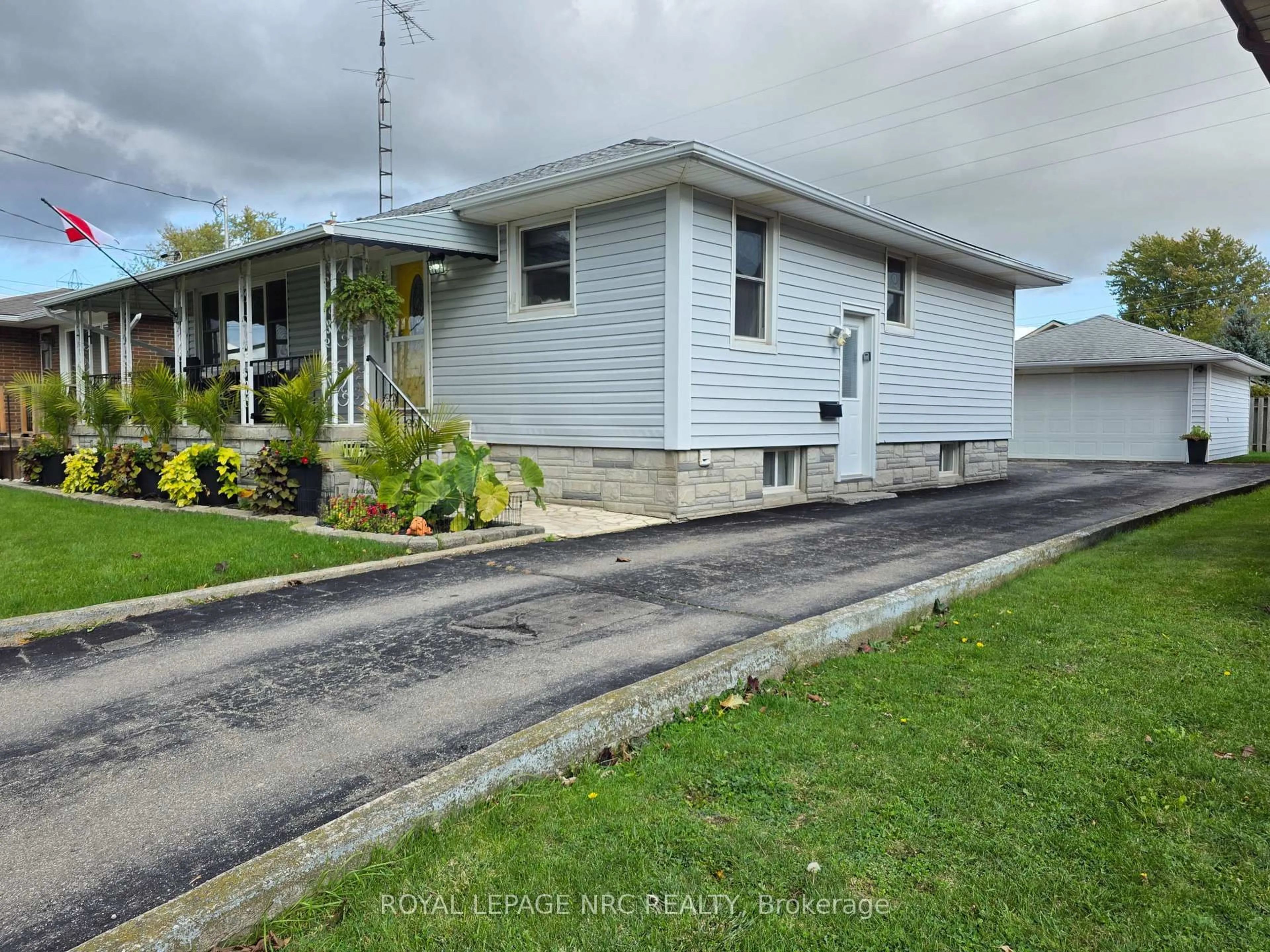 A pic from outside/outdoor area/front of a property/back of a property/a pic from drone, street for 141 Mercury Ave, Port Colborne Ontario L3K 2C8