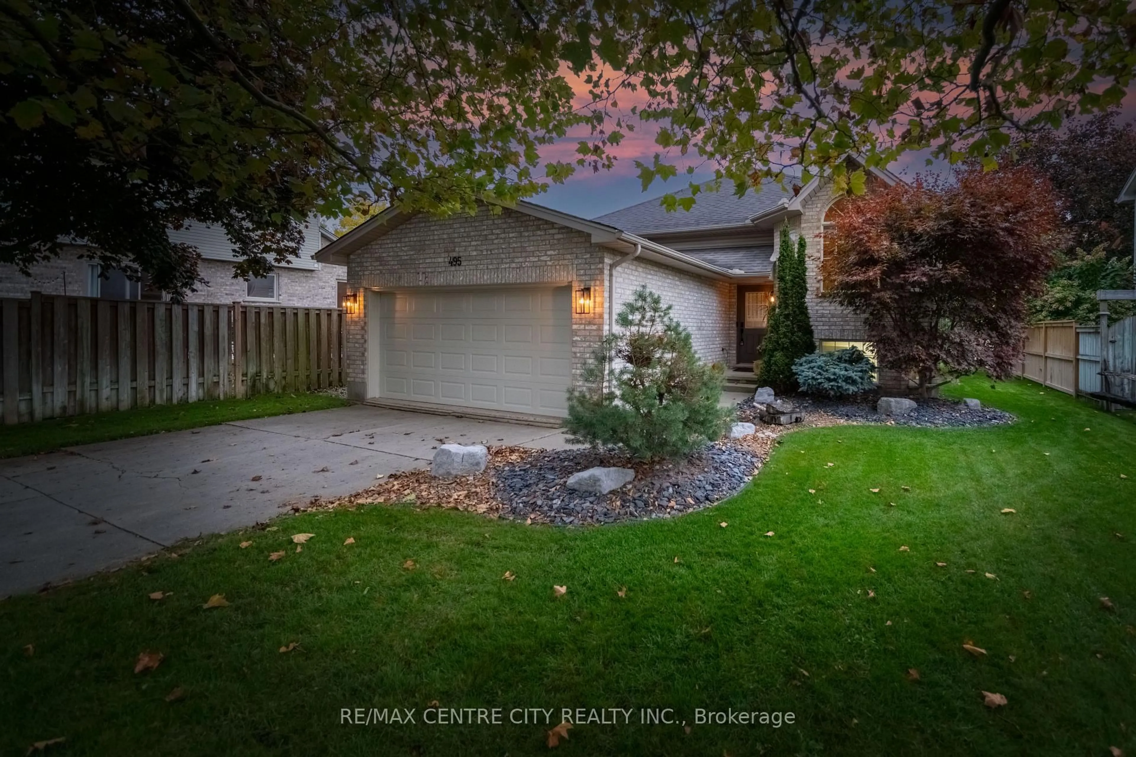 A pic from outside/outdoor area/front of a property/back of a property/a pic from drone, street for 495 Riverview Dr, Strathroy-Caradoc Ontario N7G 4B3