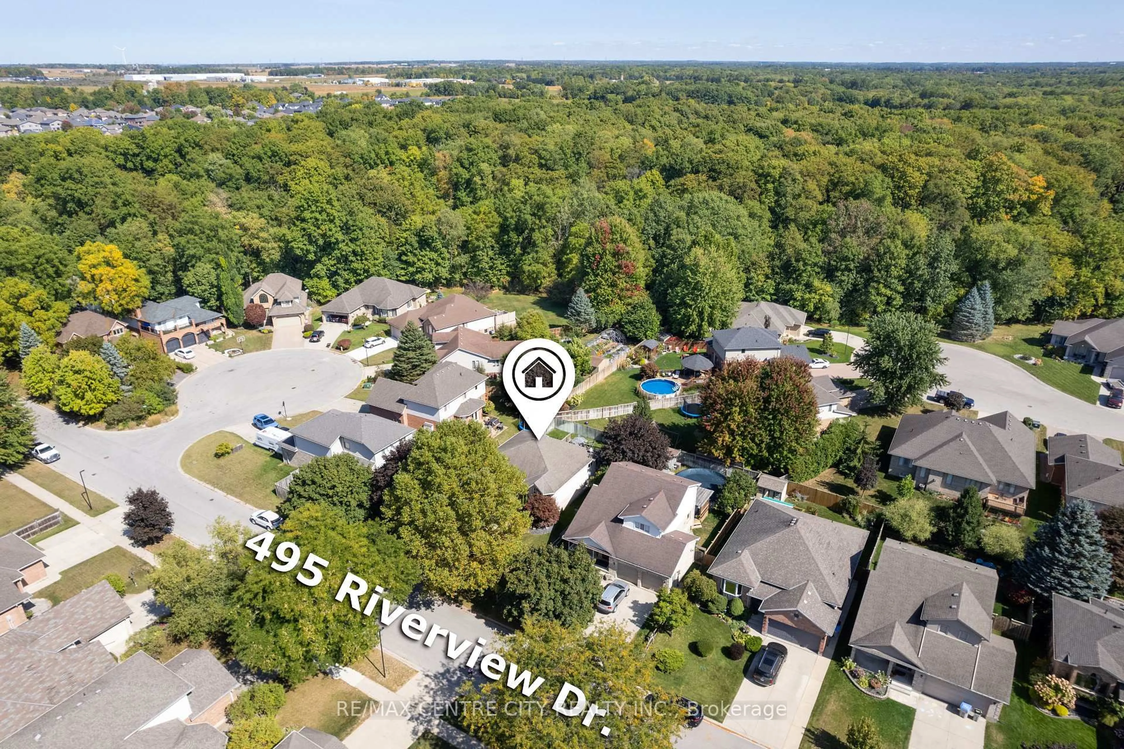 A pic from outside/outdoor area/front of a property/back of a property/a pic from drone, water/lake/river/ocean view for 495 Riverview Dr, Strathroy-Caradoc Ontario N7G 4B3