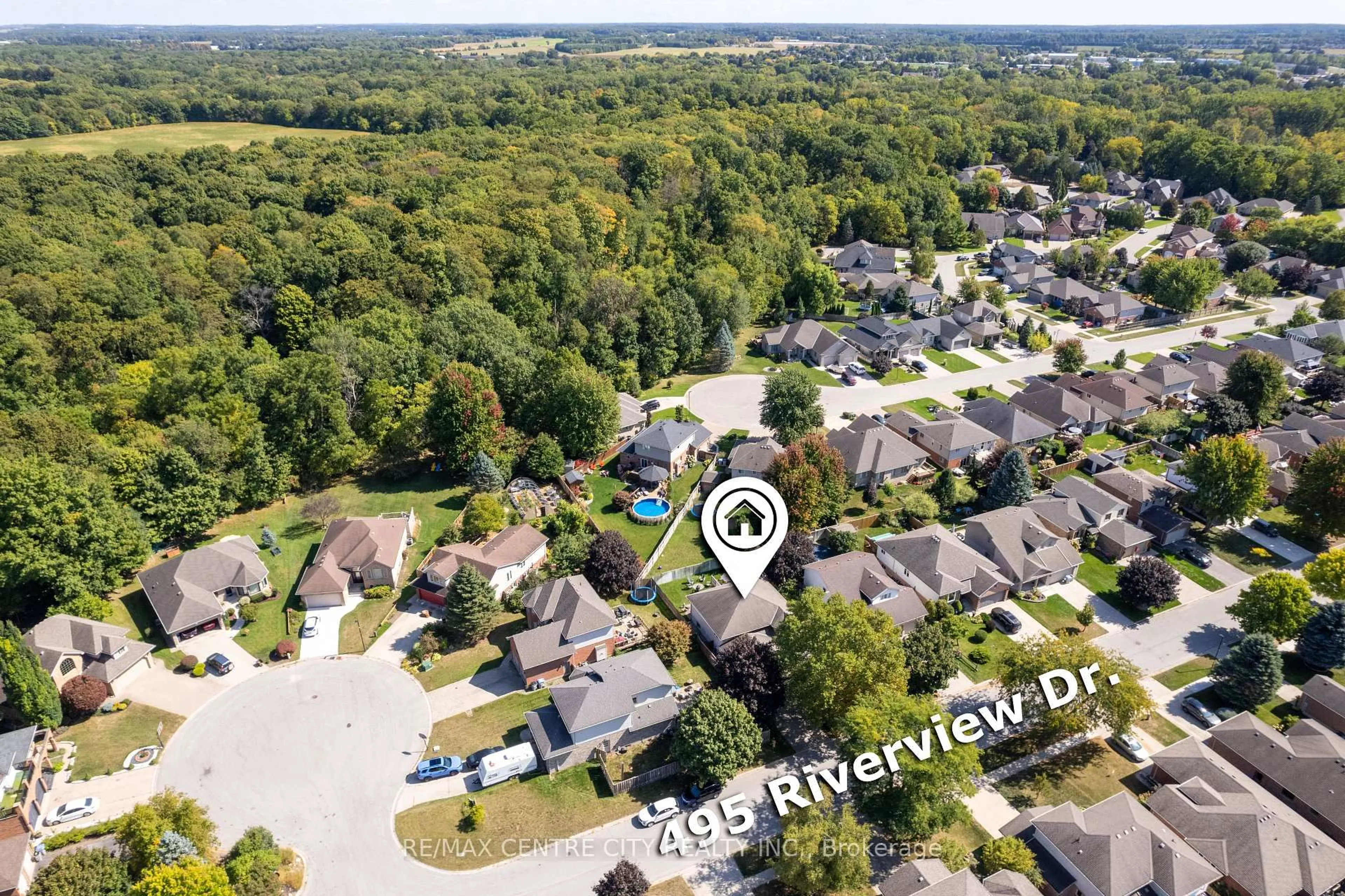 A pic from outside/outdoor area/front of a property/back of a property/a pic from drone, water/lake/river/ocean view for 495 Riverview Dr, Strathroy-Caradoc Ontario N7G 4B3