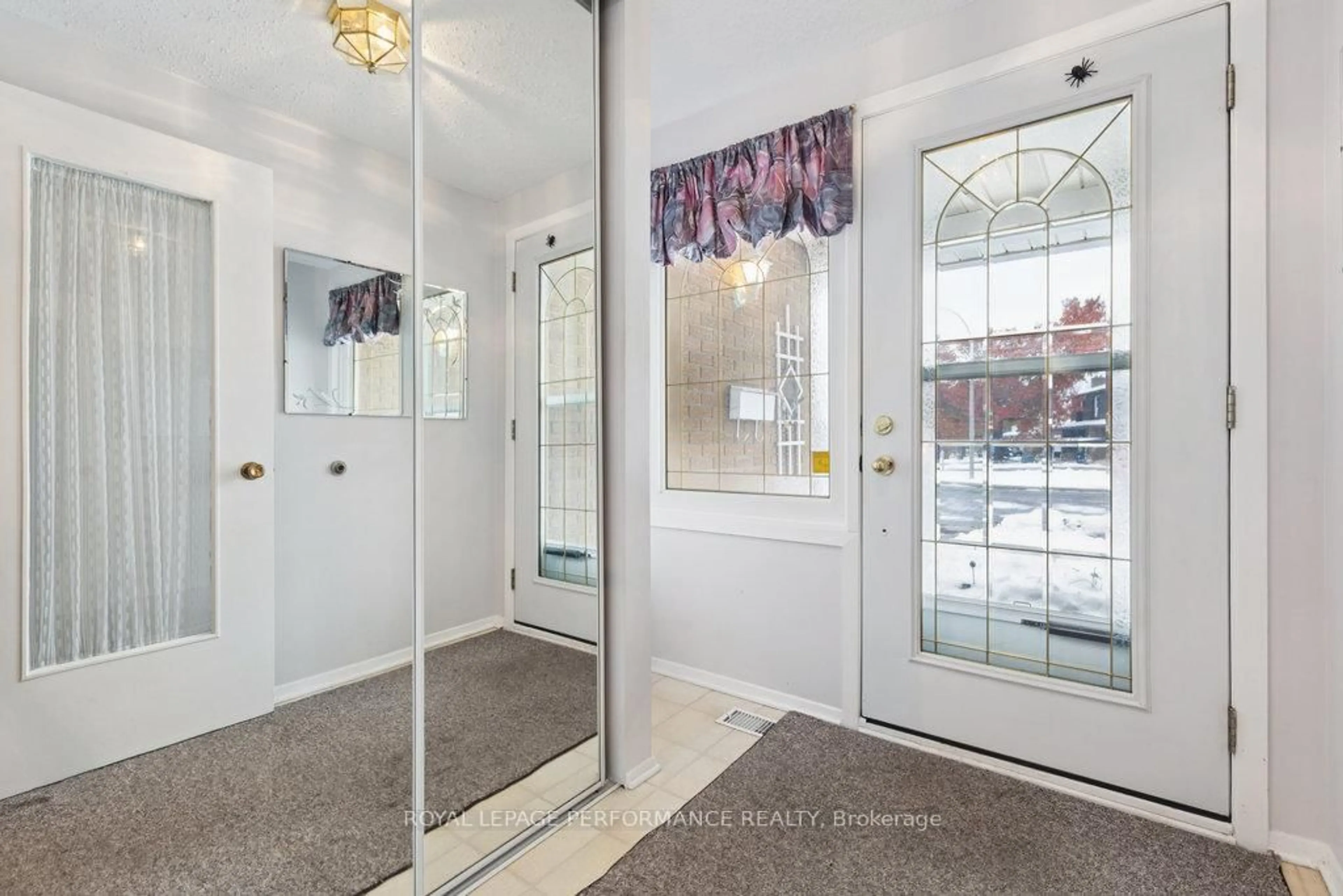 Indoor entryway for 2314 Cotters Cres, Ottawa Ontario K1V 8Y6