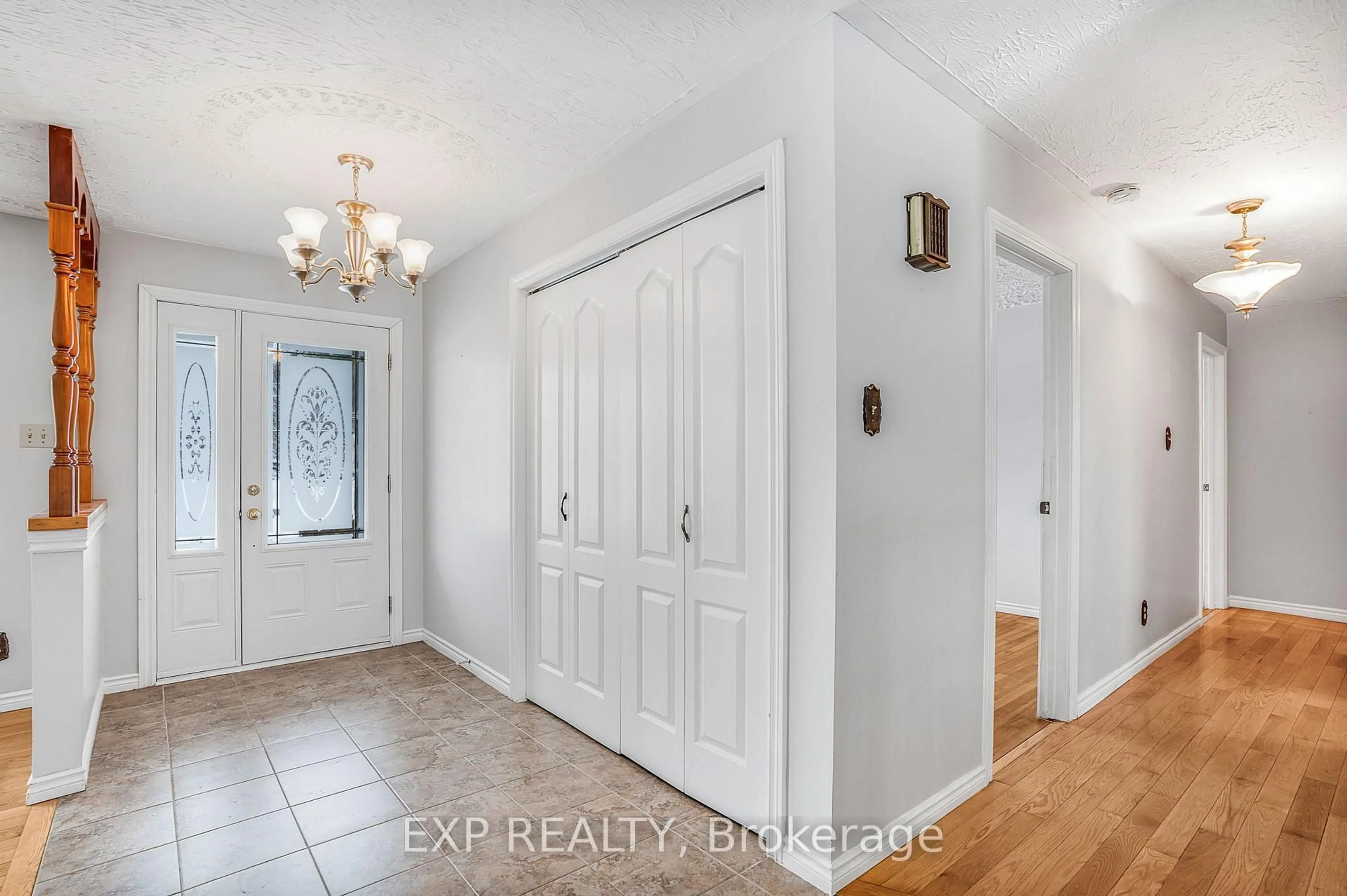 Indoor entryway for 637 STATION Rd, Alfred and Plantagenet Ontario K0B 1A0