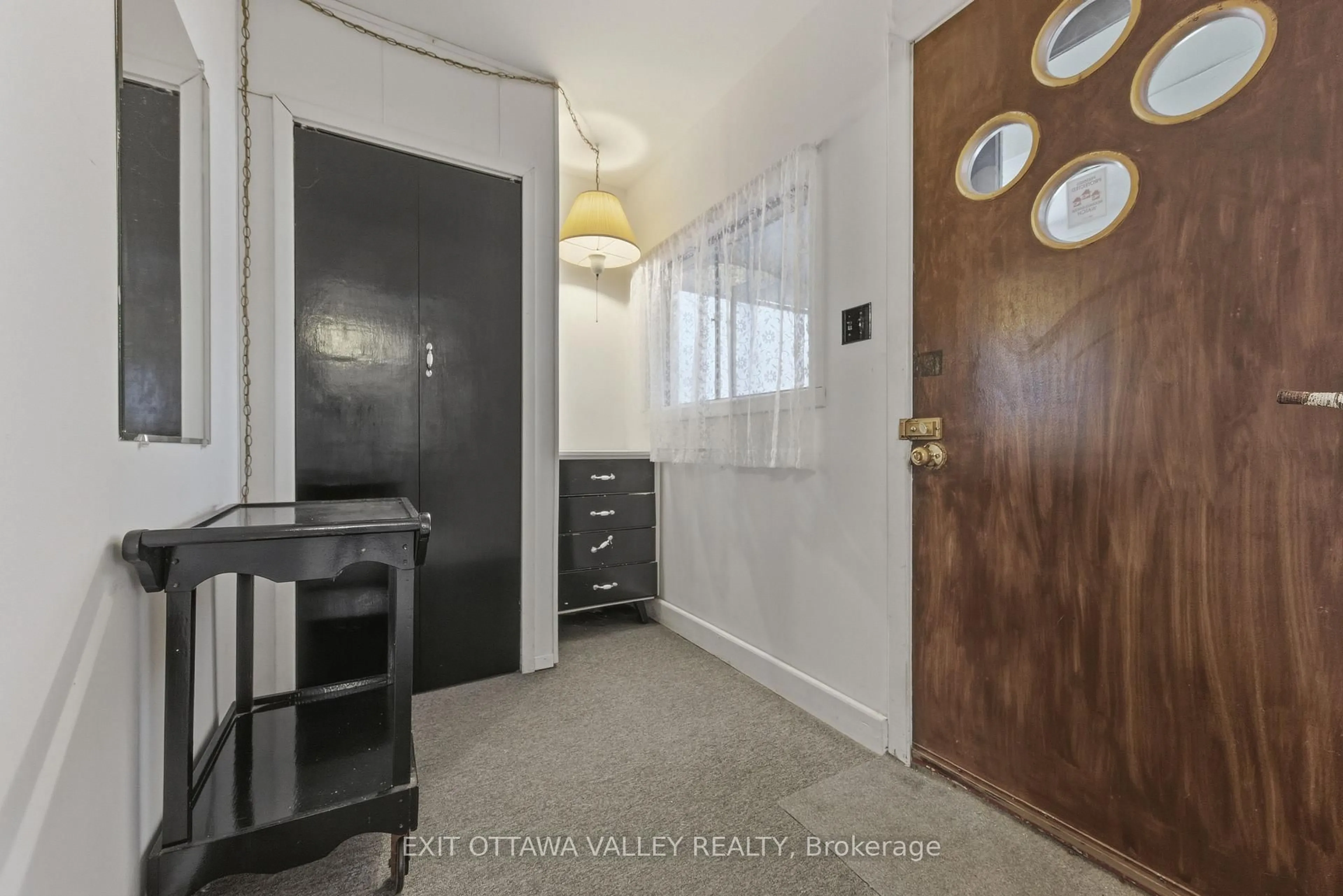 Indoor entryway for 6 Ottawa St, Deep River Ontario K0J 1P0