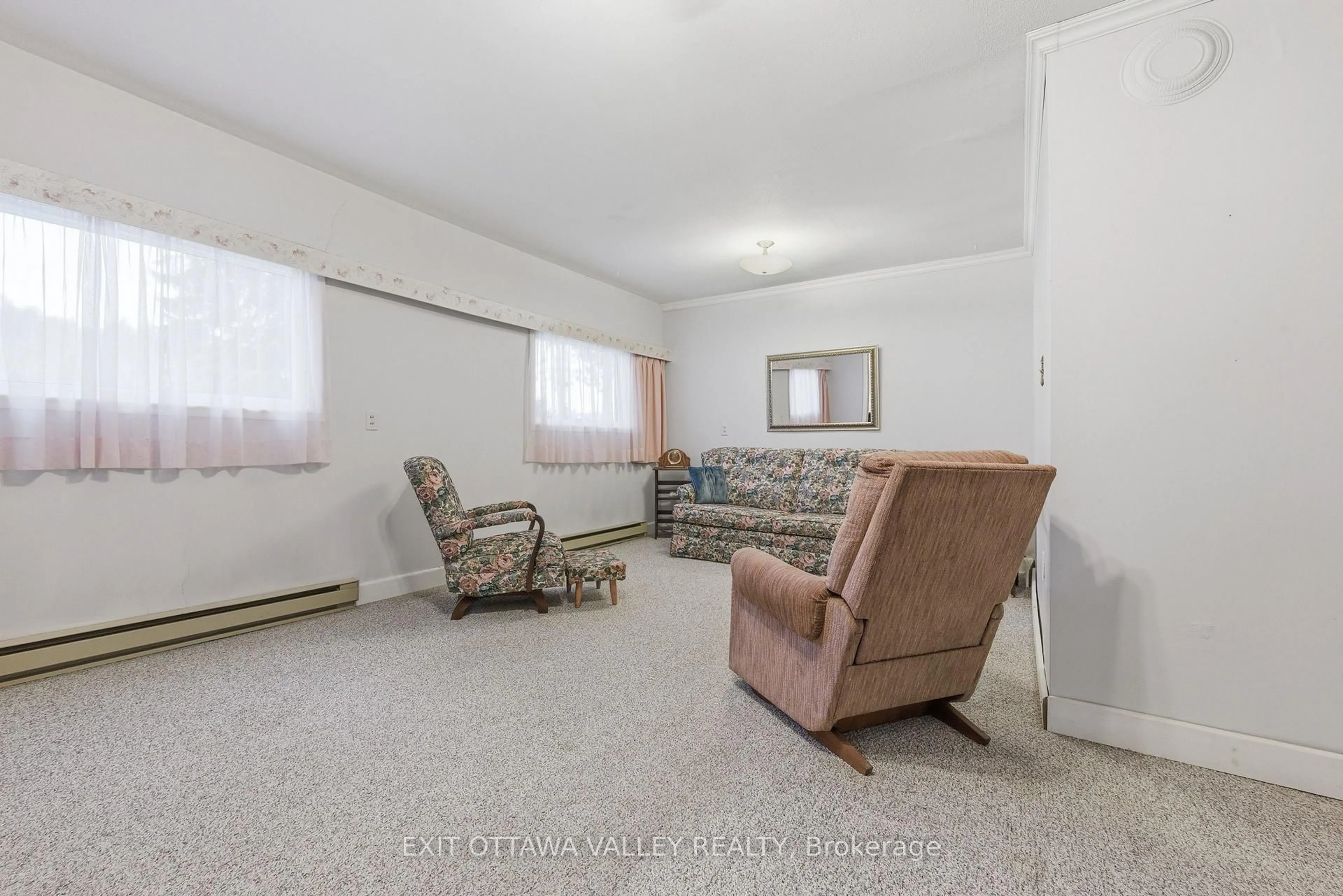 A pic of a room for 6 Ottawa St, Deep River Ontario K0J 1P0