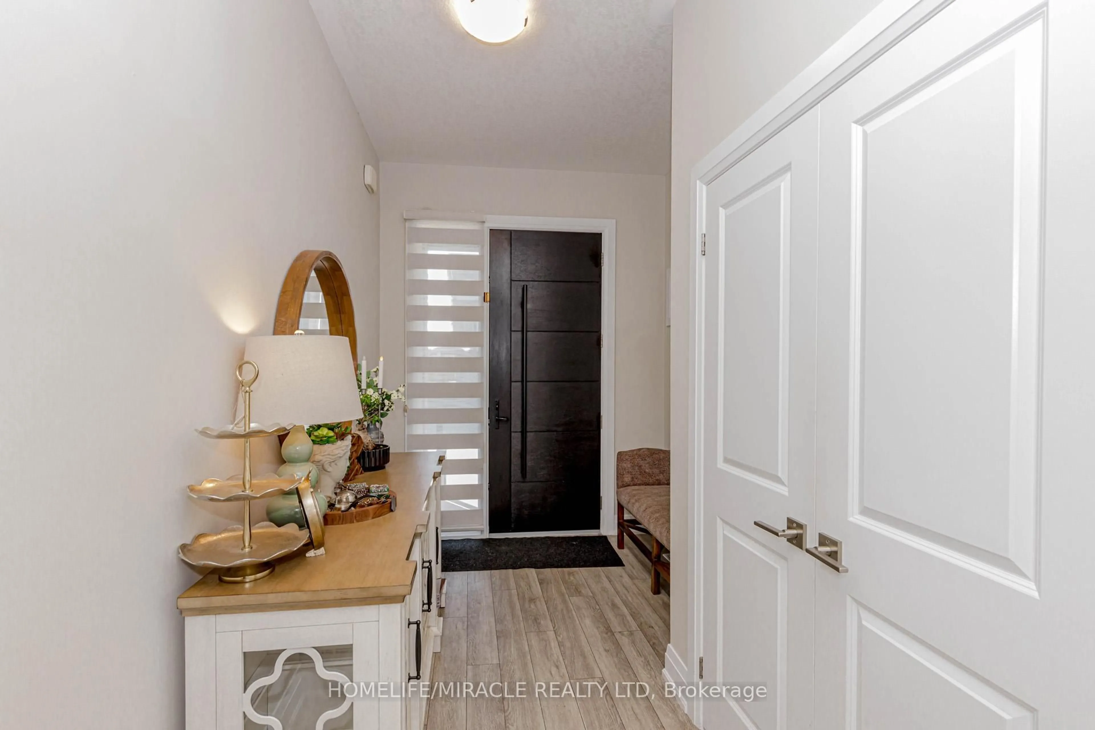 Indoor entryway for 115 Monarch Woods Dr, Kitchener Ontario N2P 0K2