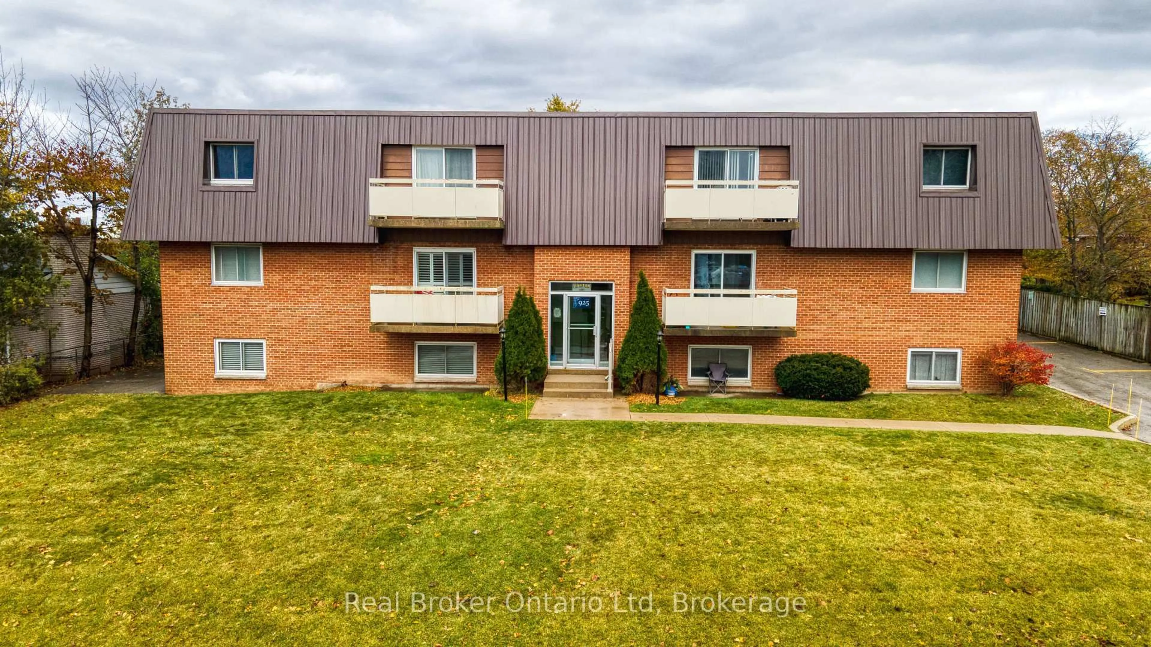 Home with brick exterior material, building for 925 10th Ave #202, Owen Sound Ontario N4K 3H8