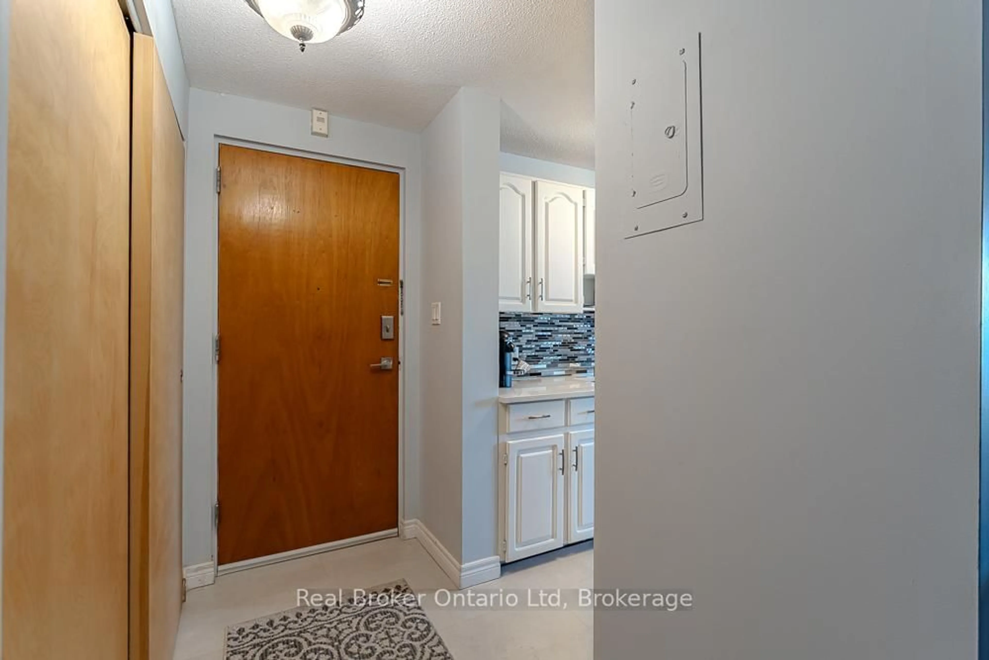 Indoor entryway for 925 10th Ave #202, Owen Sound Ontario N4K 3H8