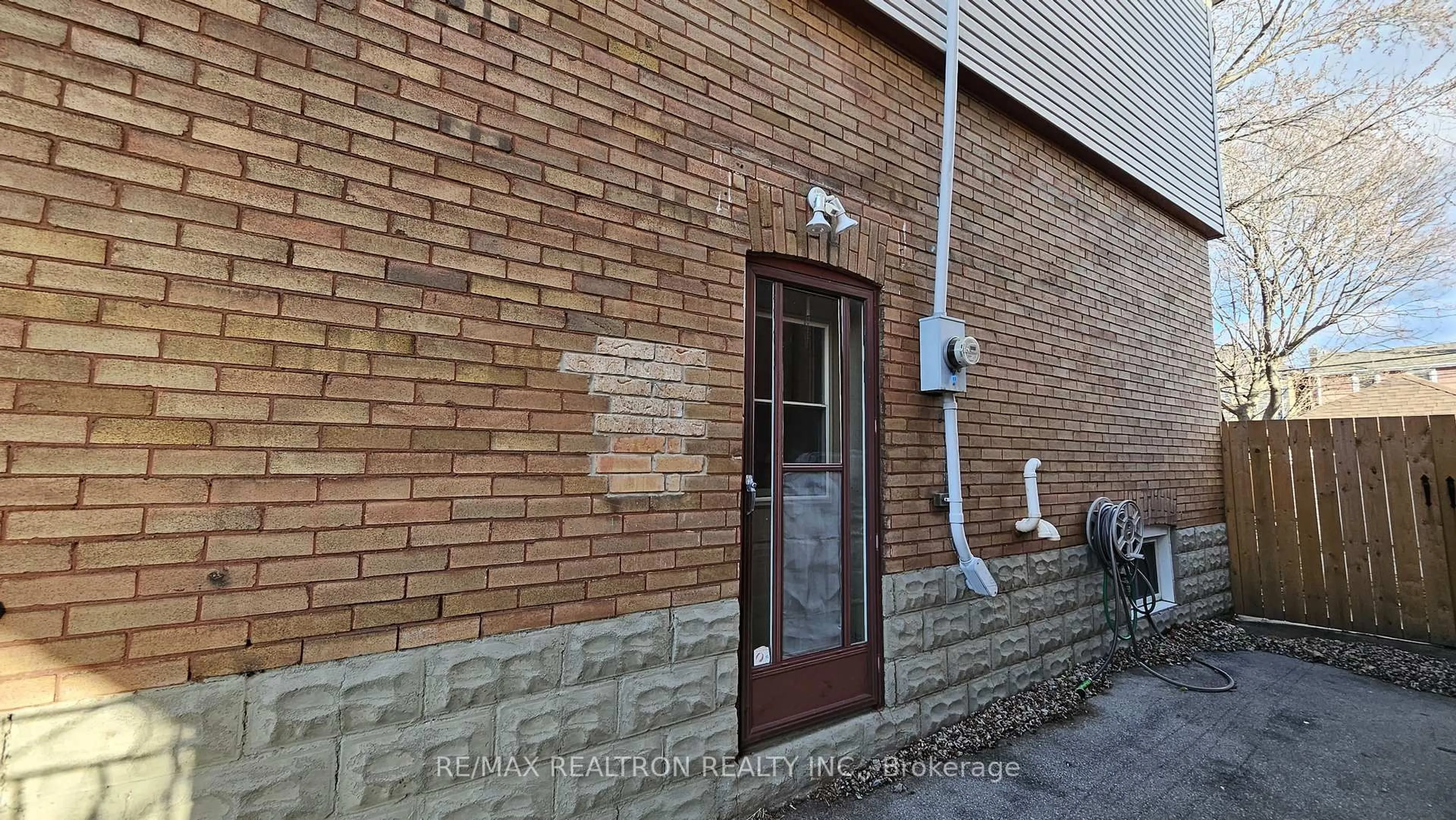 Home with brick exterior material, building for 88 Kensington Ave, Hamilton Ontario L8L 7N2