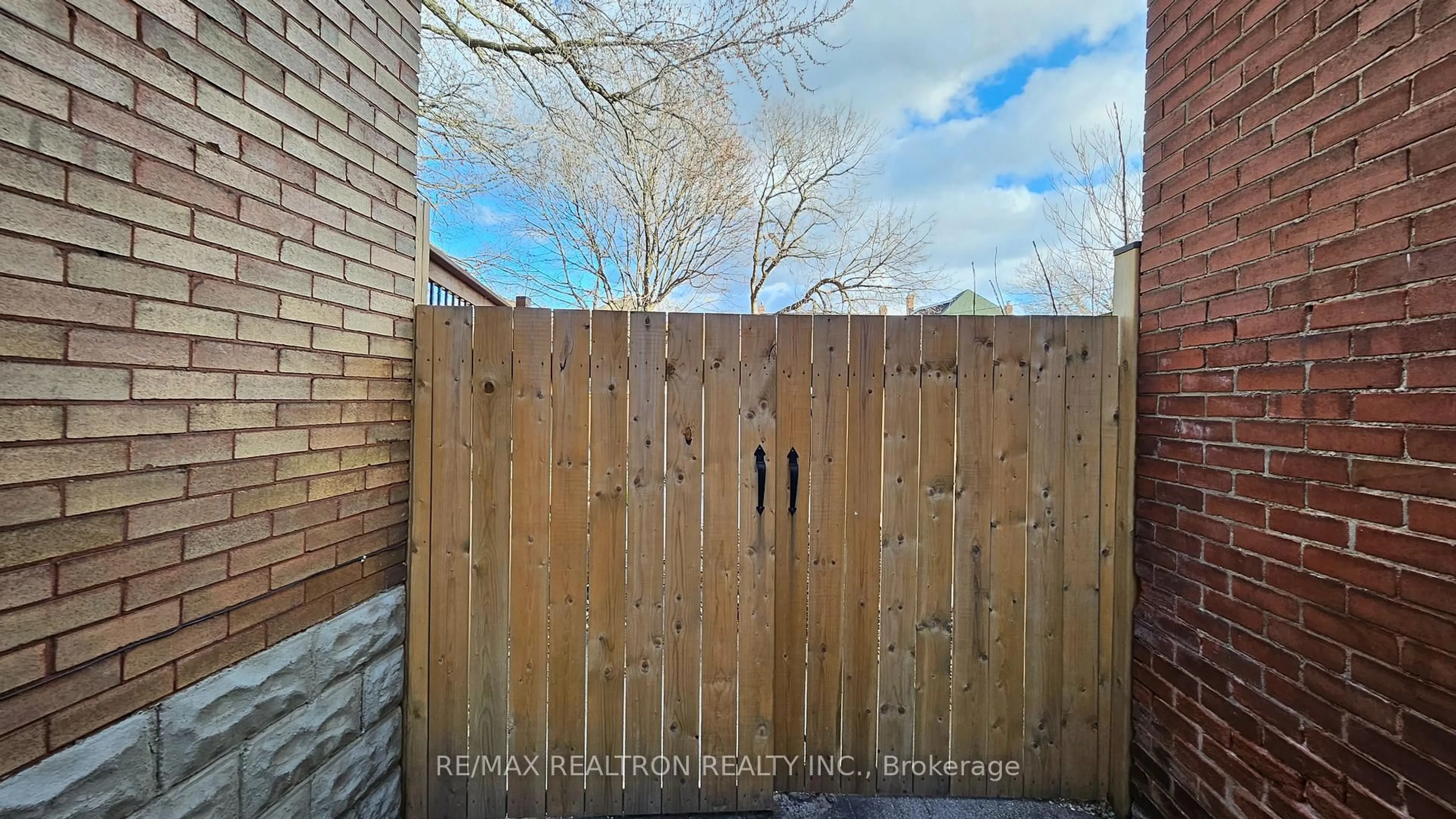 A pic from outside/outdoor area/front of a property/back of a property/a pic from drone, unknown for 88 Kensington Ave, Hamilton Ontario L8L 7N2