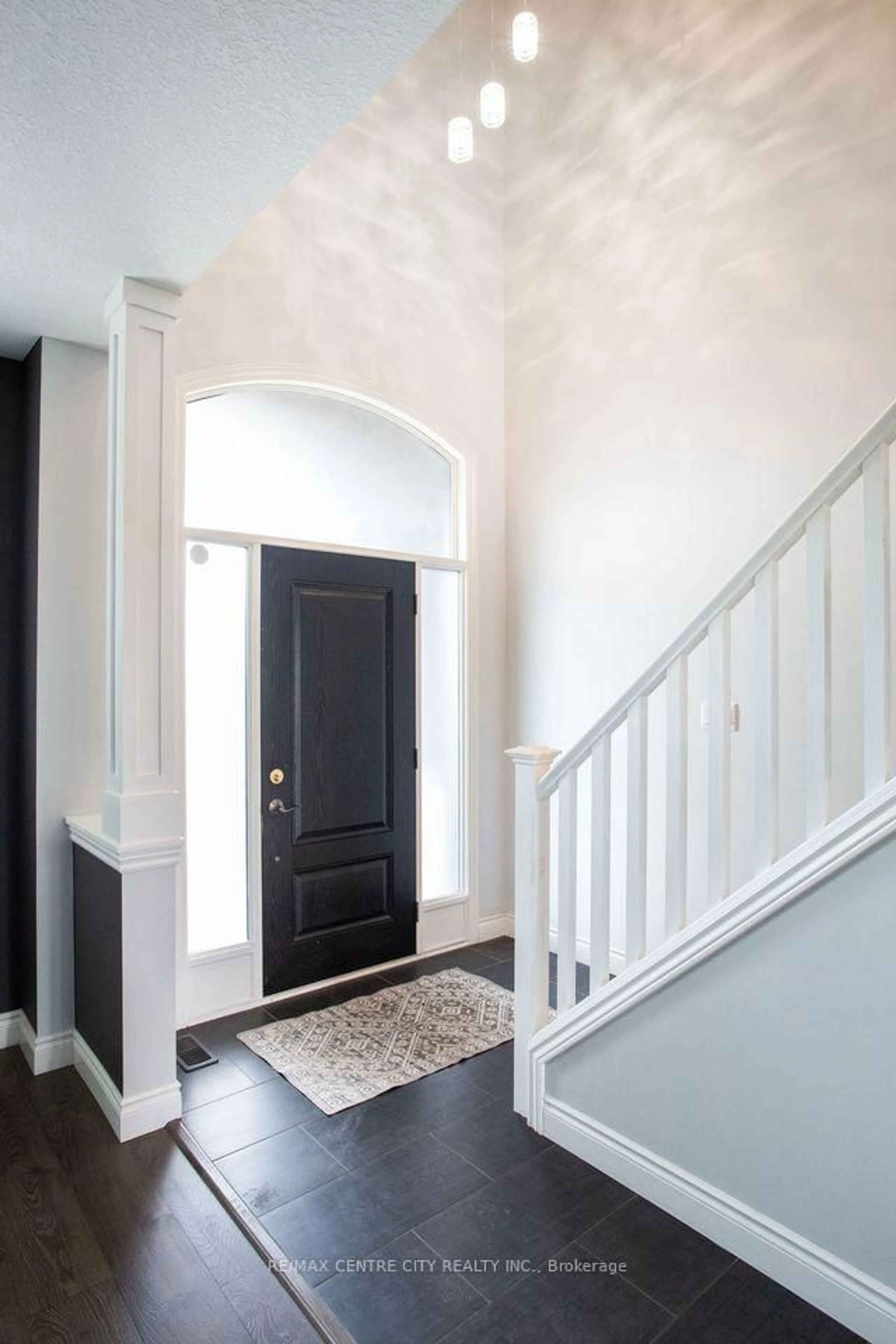 Indoor entryway for 7 Turnberry Crt, St. Thomas Ontario N5R 0G2