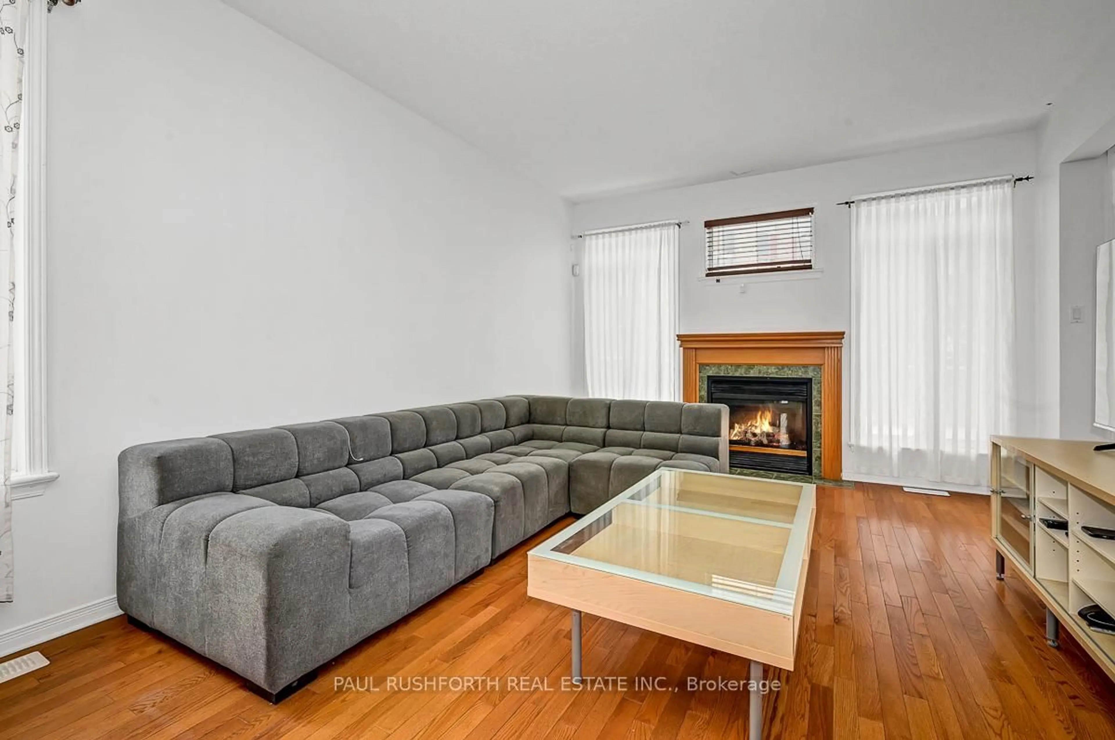 Living room with furniture, wood/laminate floor for 3640 Downpatrick Rd, Ottawa Ontario K1V 8Y9