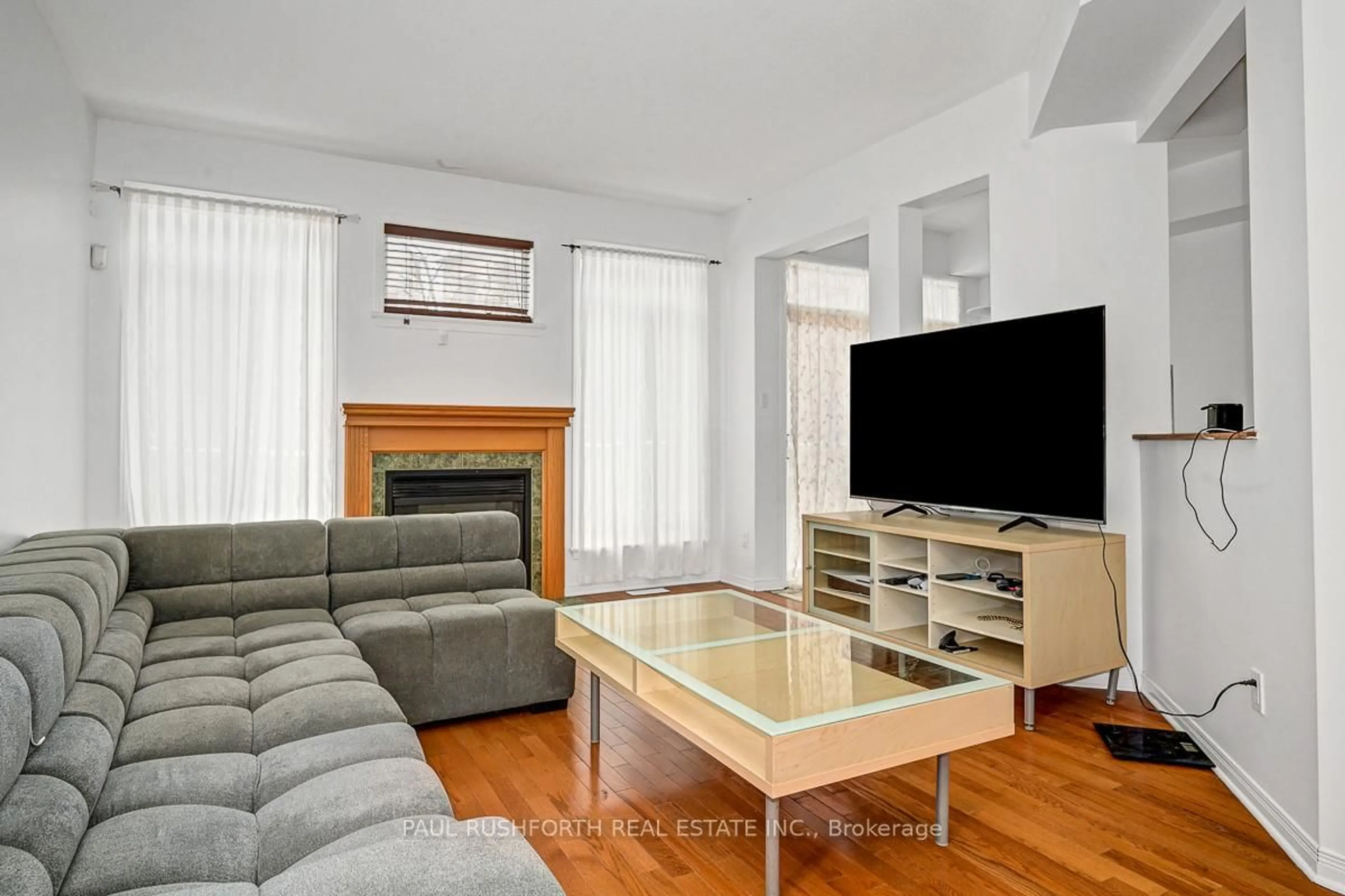 Living room with furniture, unknown for 3640 Downpatrick Rd, Ottawa Ontario K1V 8Y9