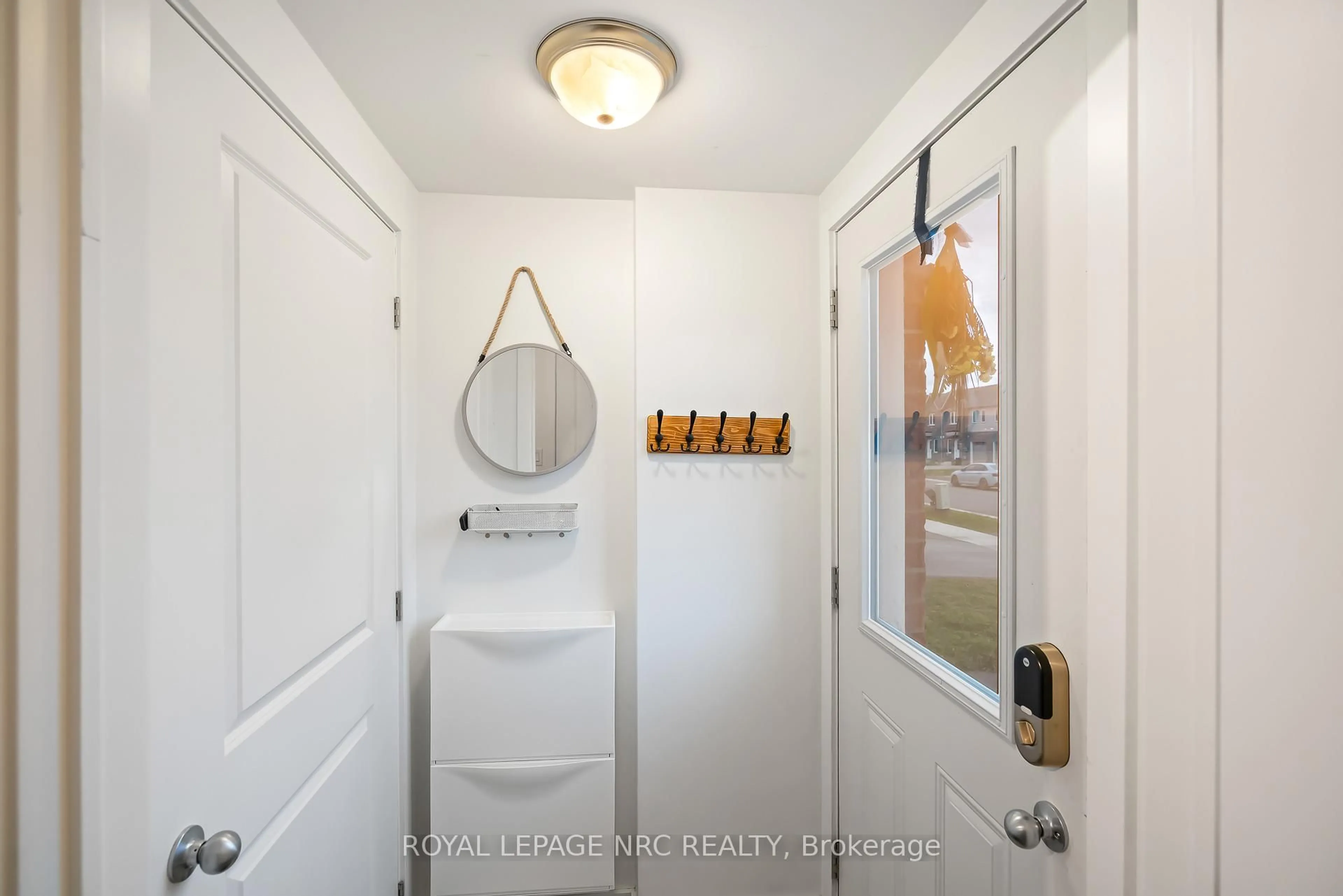 Indoor entryway for 305 CHAFFEY St, Welland Ontario L3B 0K5