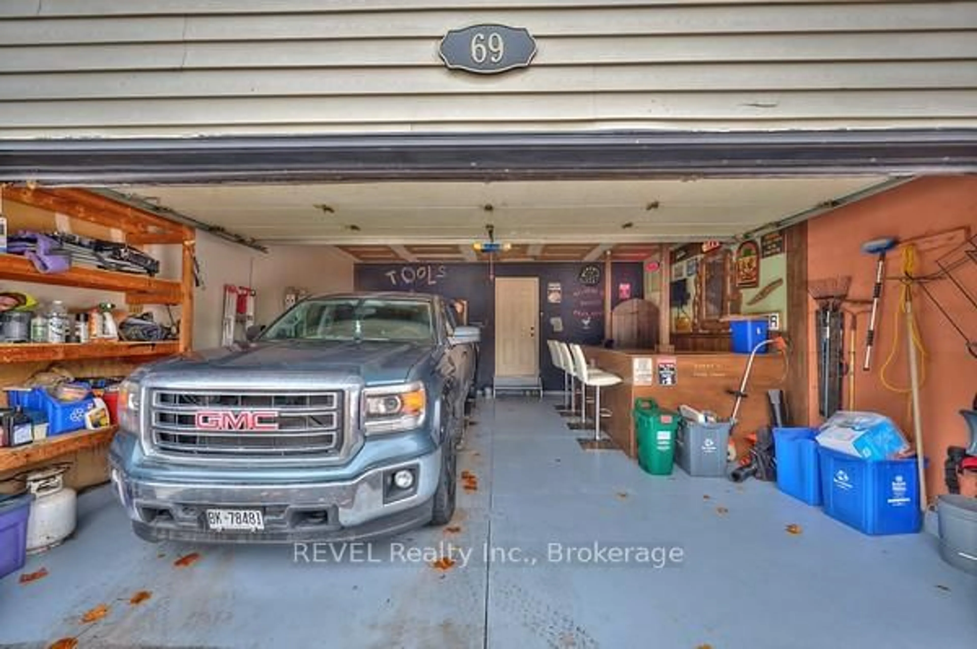 Indoor garage for 69 Rolling Meadows Blvd, Pelham Ontario L0S 1E4