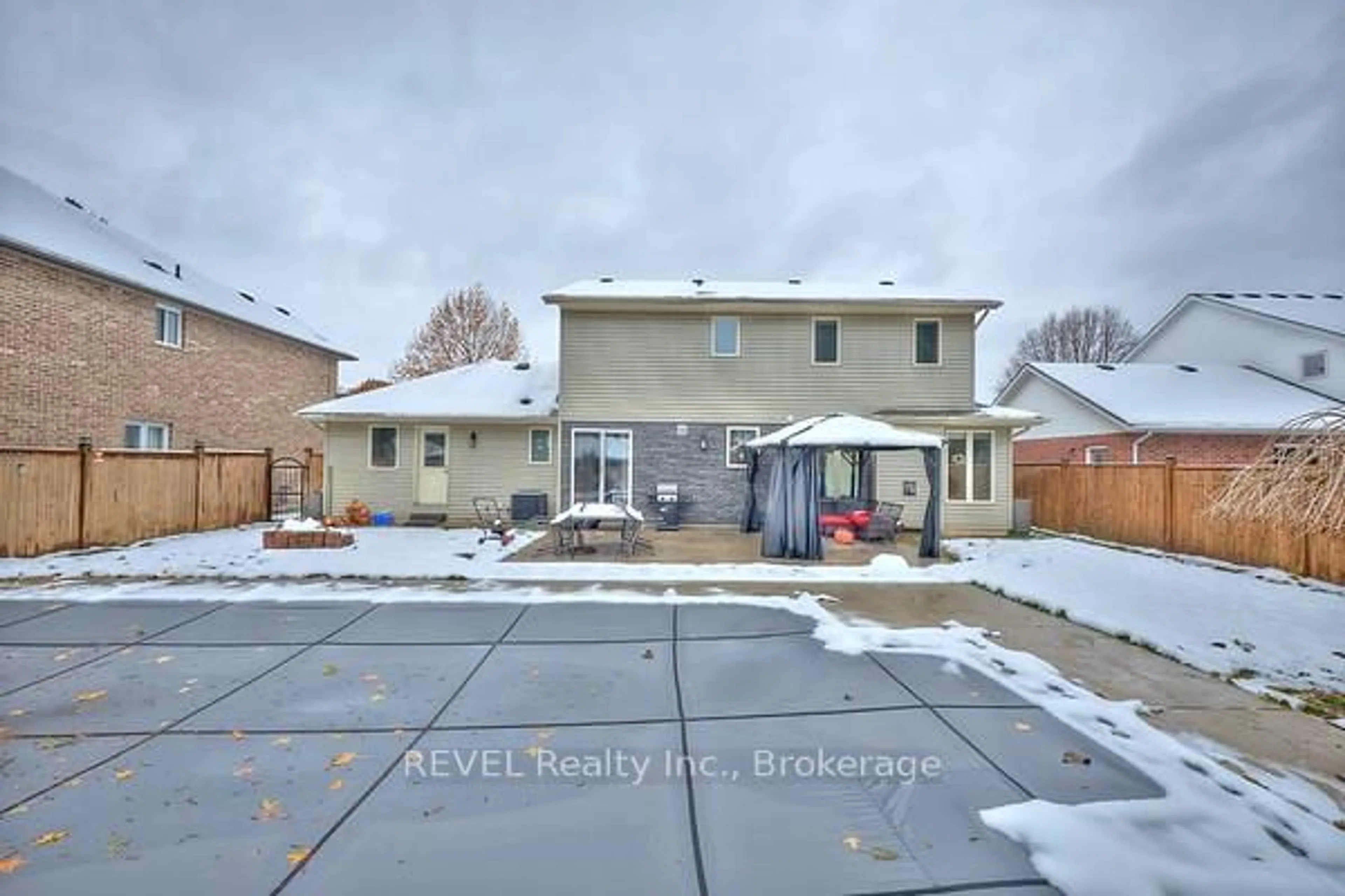 A pic from outside/outdoor area/front of a property/back of a property/a pic from drone, street for 69 Rolling Meadows Blvd, Pelham Ontario L0S 1E4