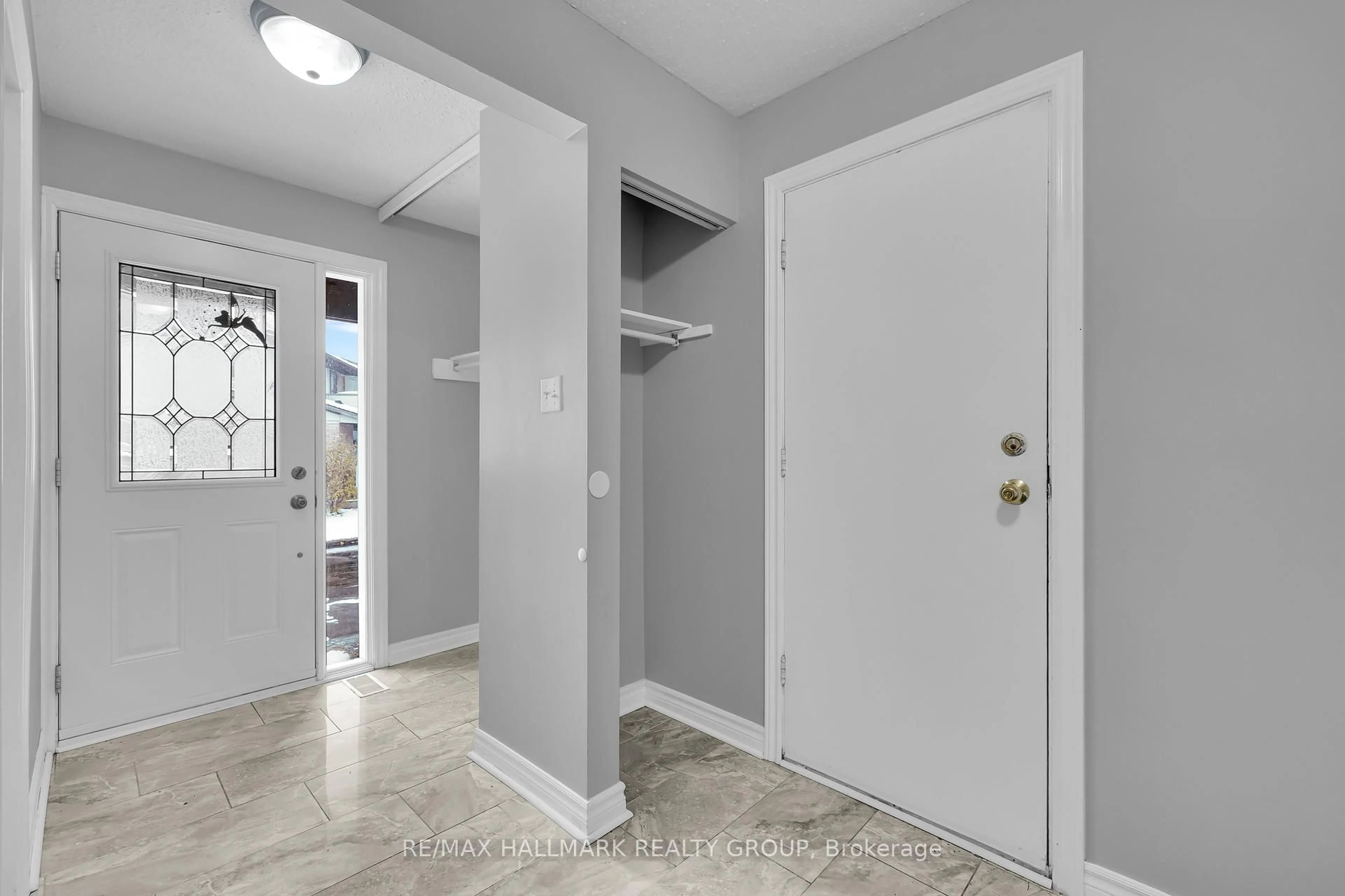 Indoor entryway for 3205 Uplands Dr #68, Ottawa Ontario K1V 9T4