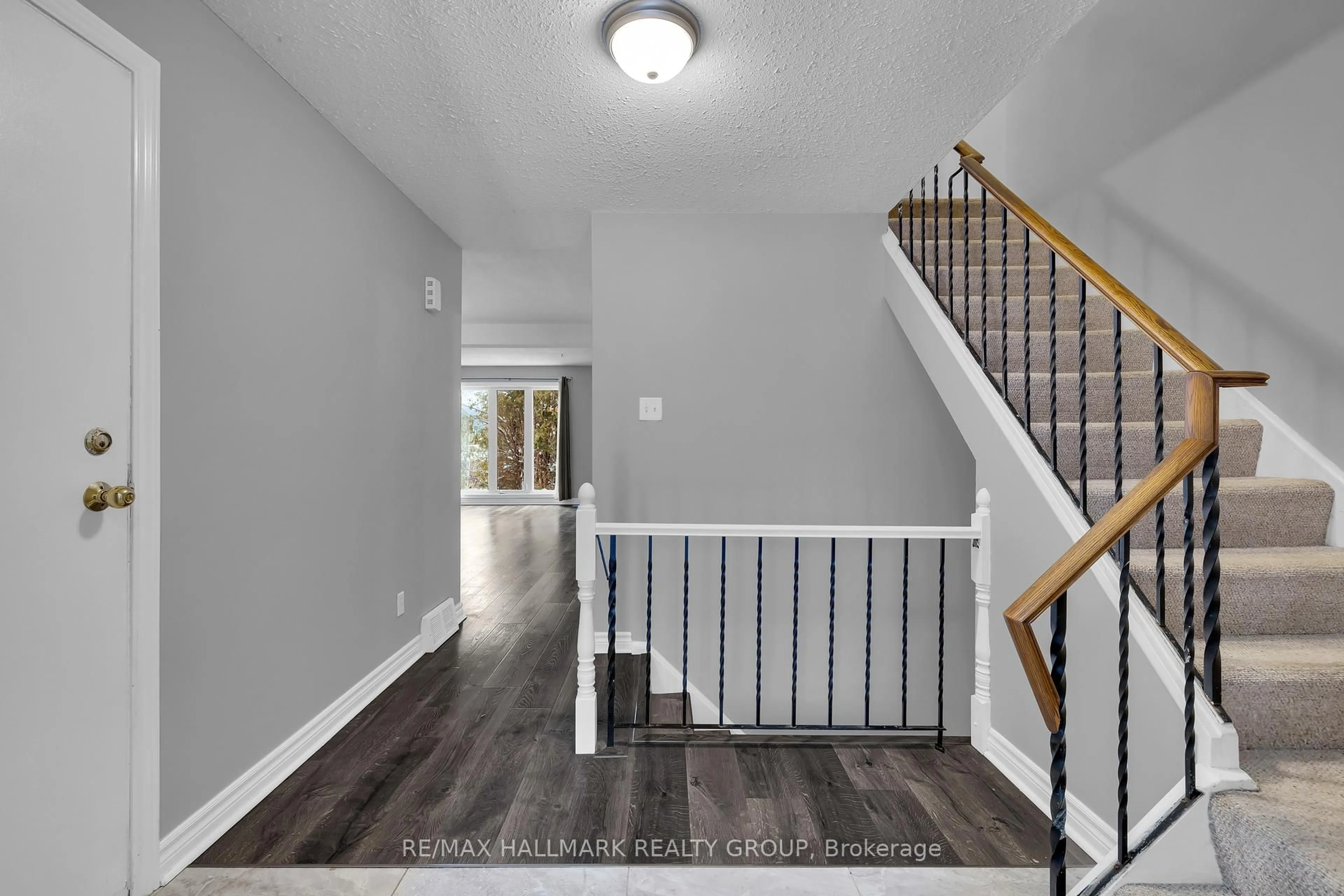 Indoor entryway for 3205 Uplands Dr #68, Ottawa Ontario K1V 9T4