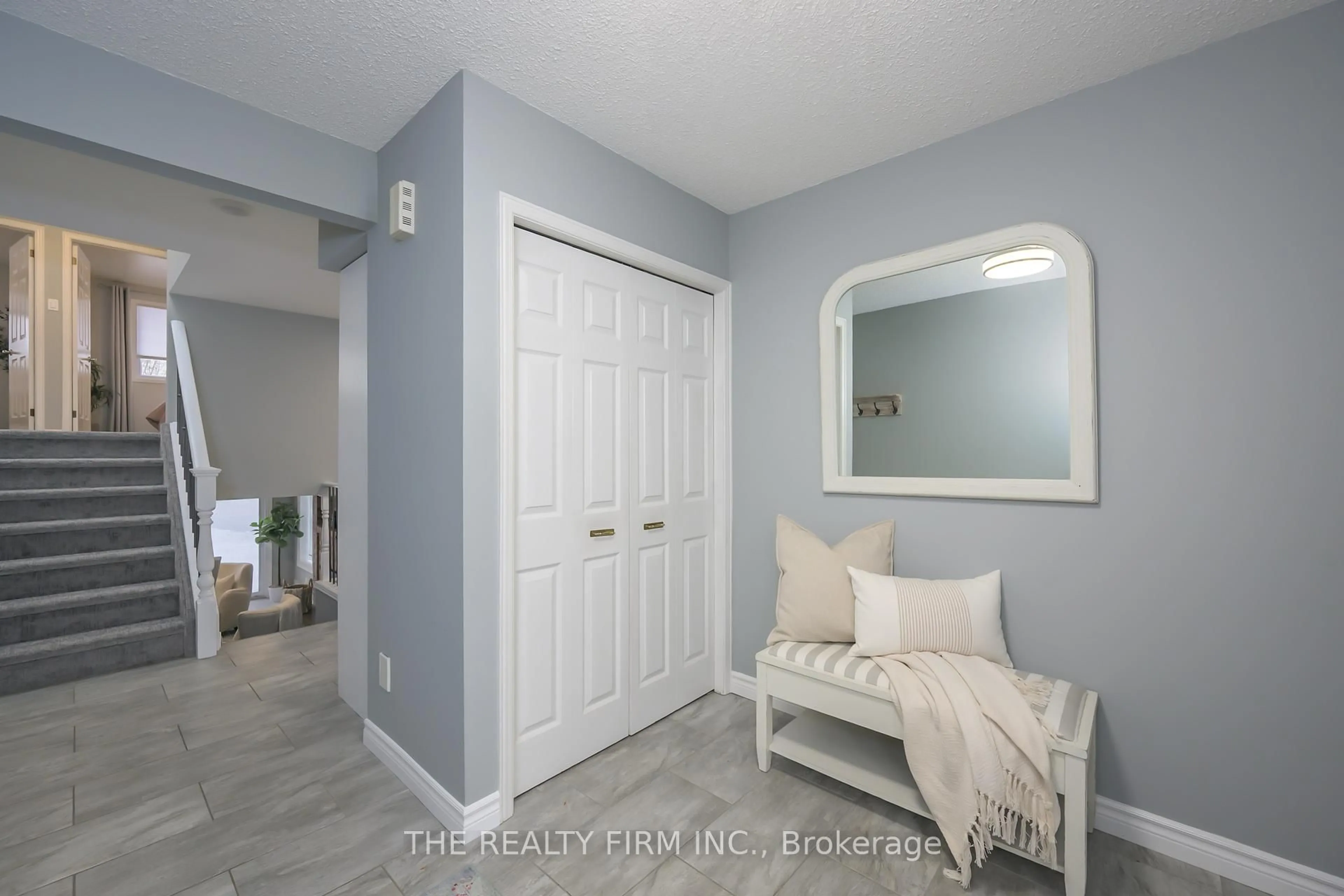 Indoor entryway for 82 Glenview Cres, London North Ontario N5X 2P9