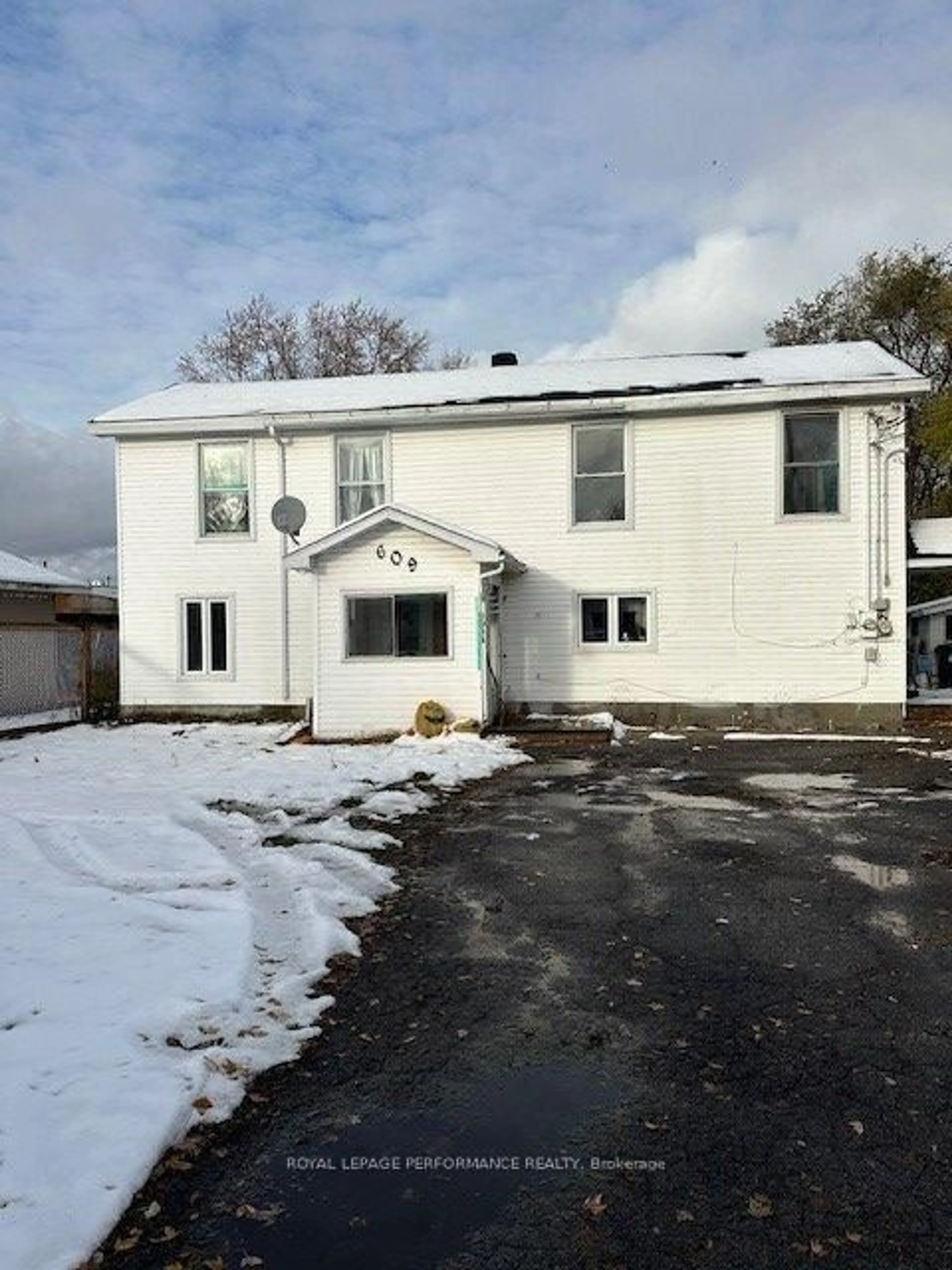 A pic from outside/outdoor area/front of a property/back of a property/a pic from drone, building for 609 Regent St, Hawkesbury Ontario K6A 1G2