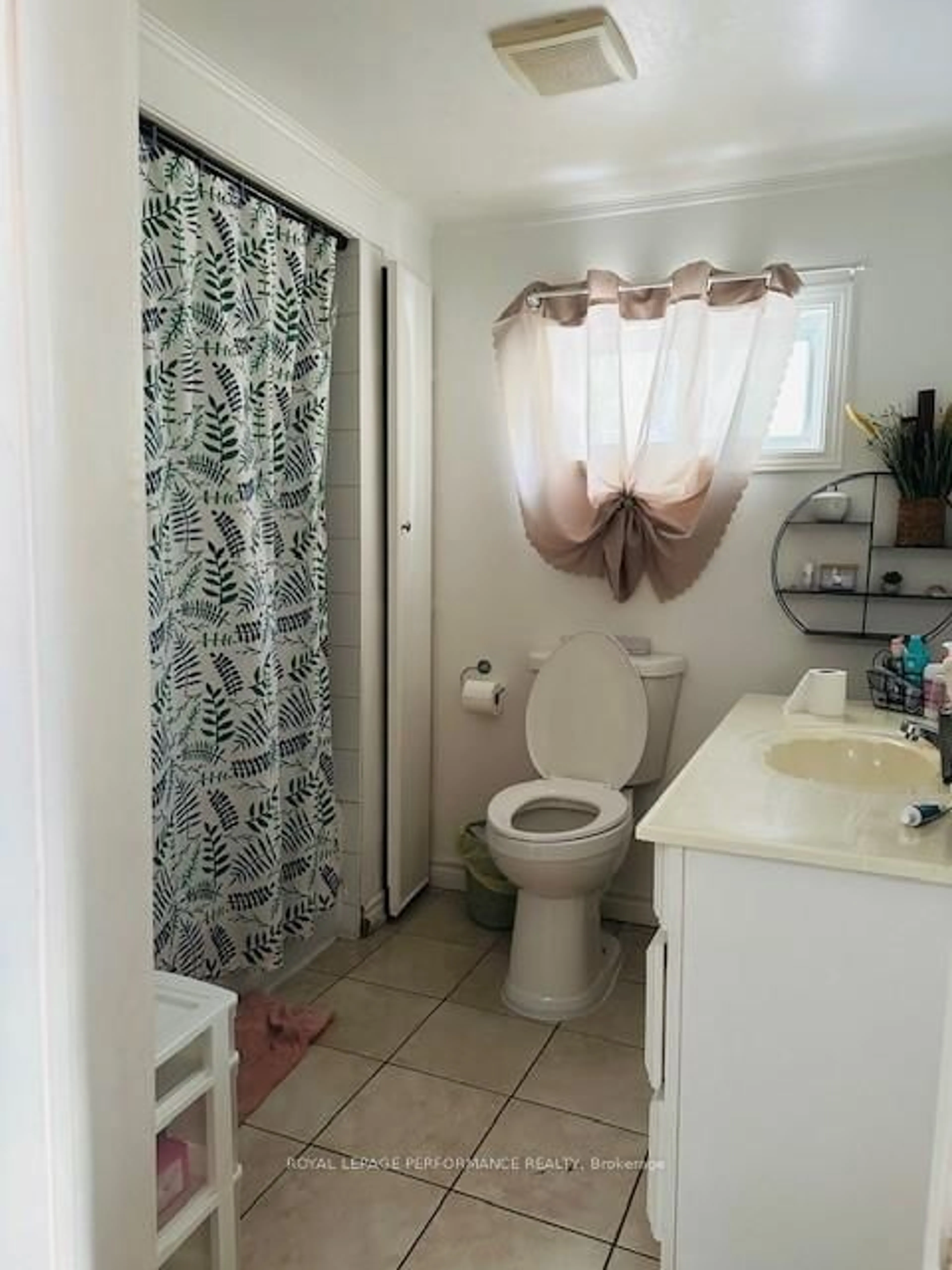 Standard bathroom, unknown for 609 Regent St, Hawkesbury Ontario K6A 1G2