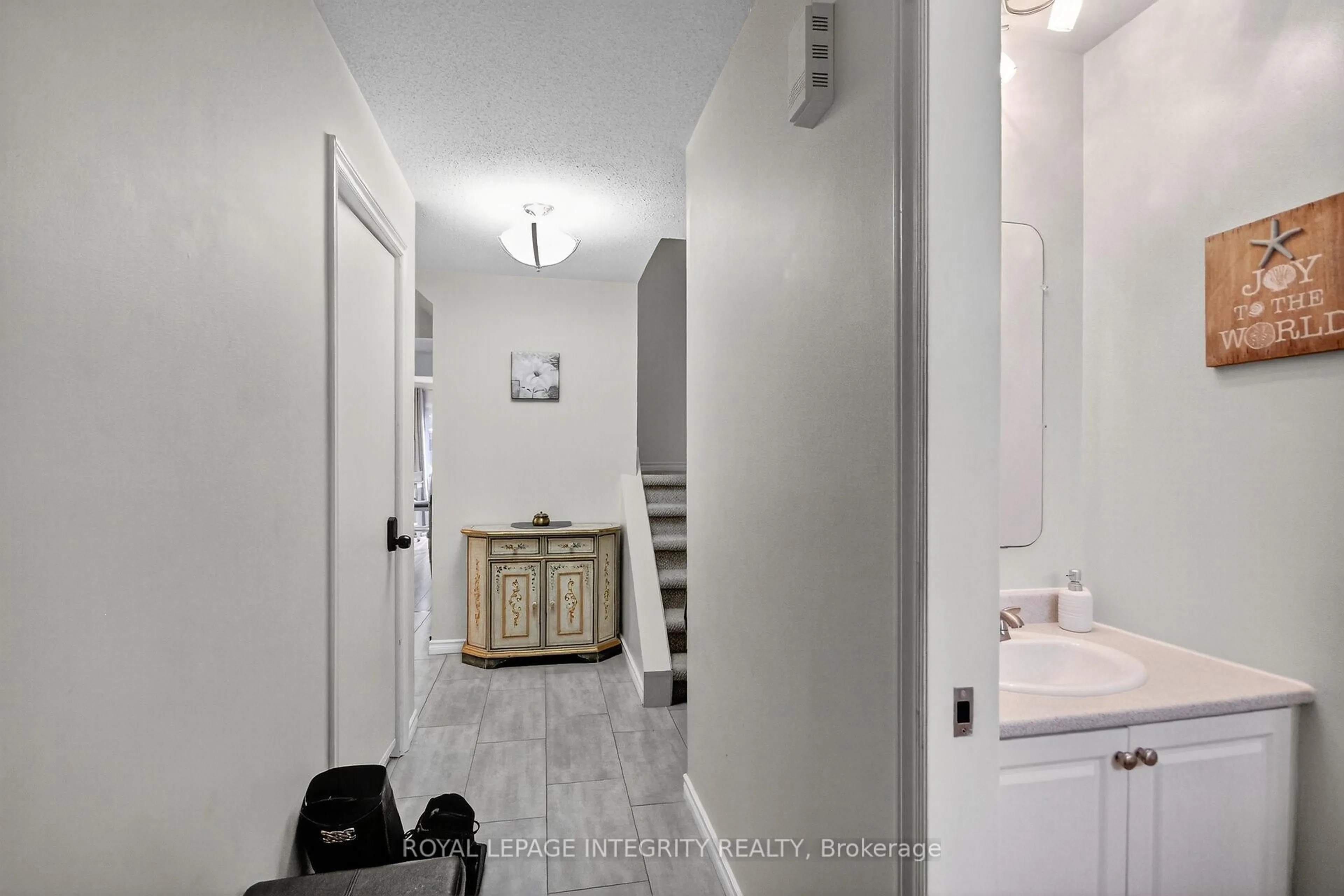 Indoor entryway for 1867 Simard Dr #36, Ottawa Ontario K1C 3B8