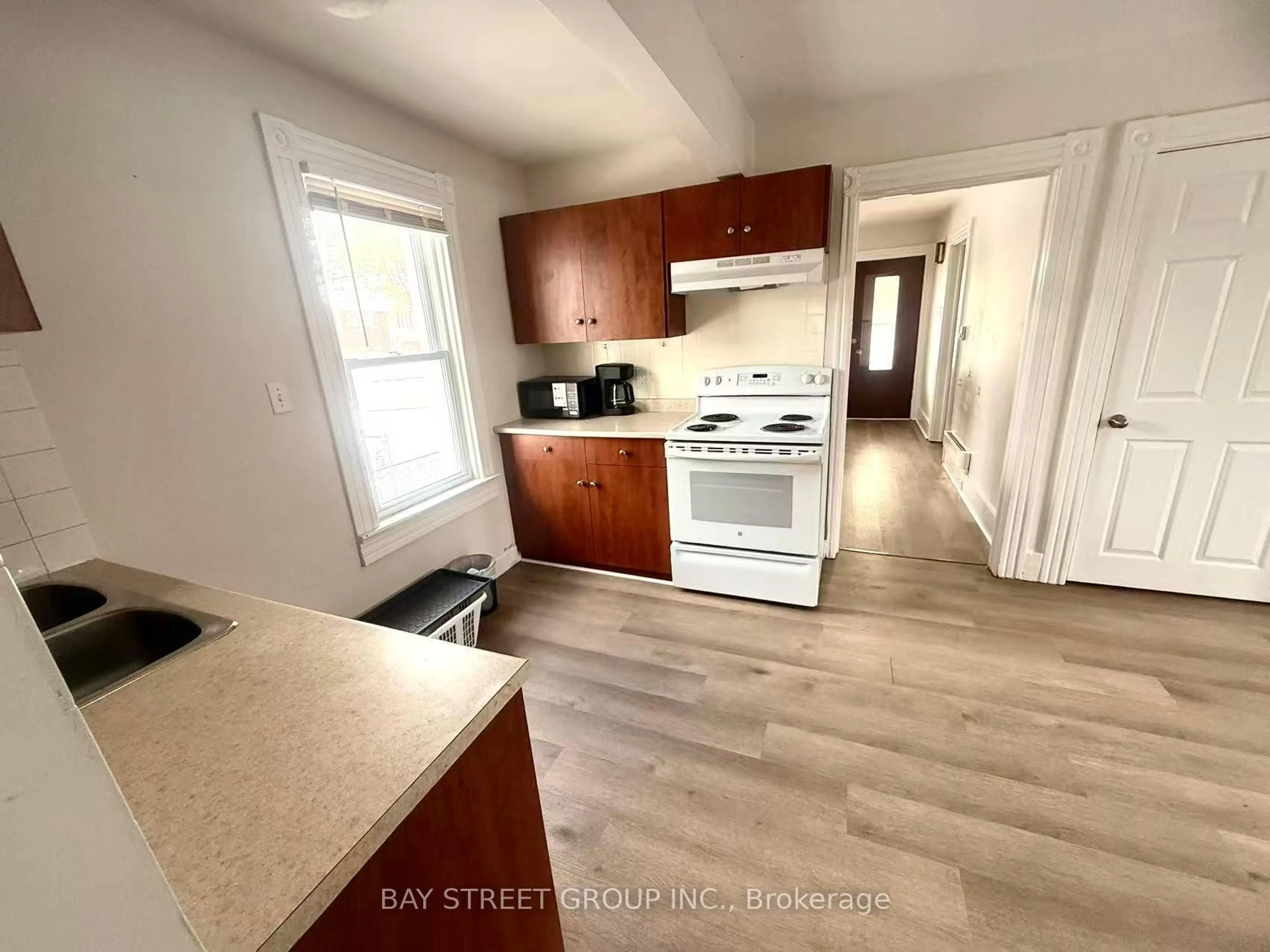 Standard kitchen, unknown for 371 Carlton St, St. Catharines Ontario L2M 4W7