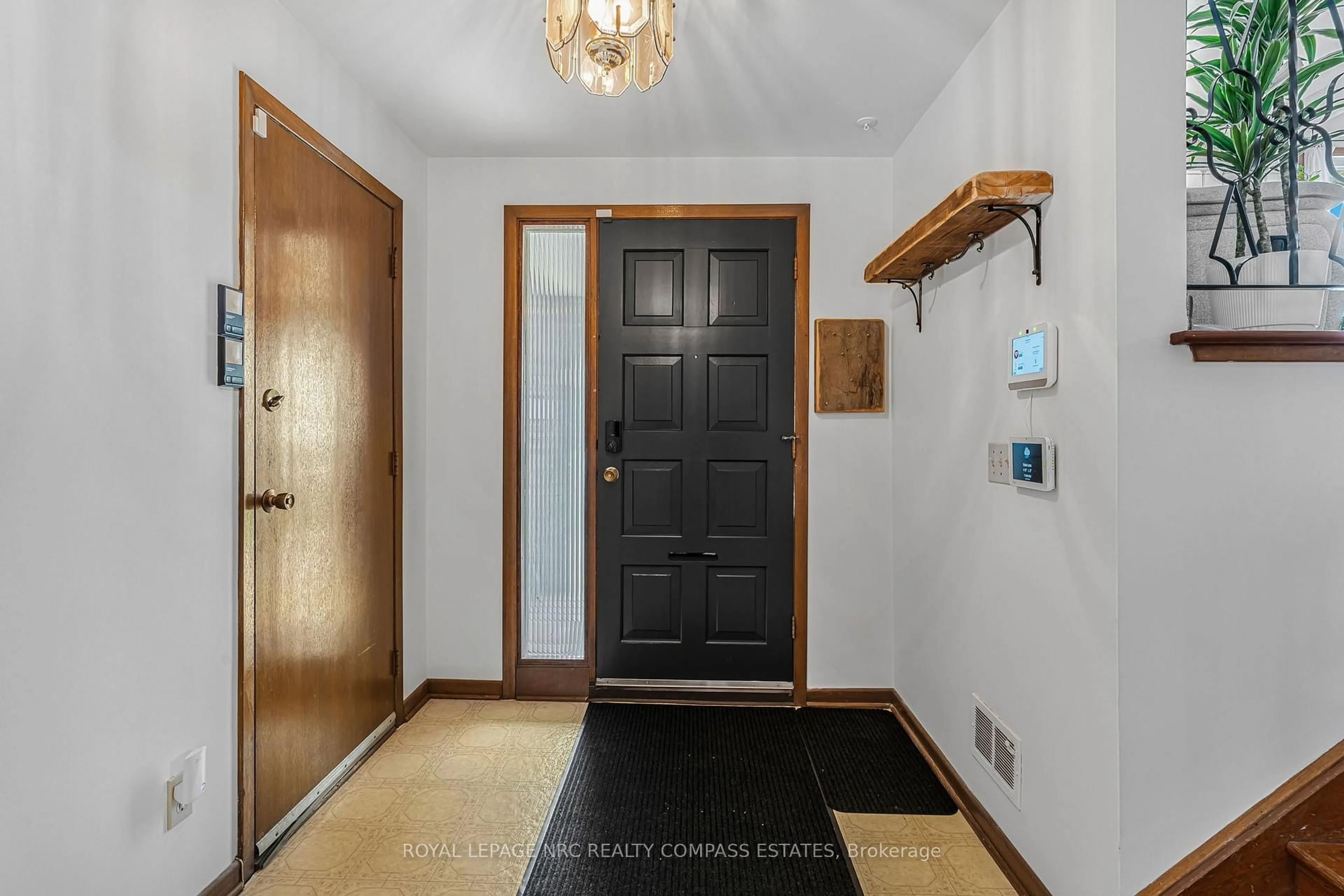 Indoor entryway for 20 Prince Philip Dr, St. Catharines Ontario L2N 3H8