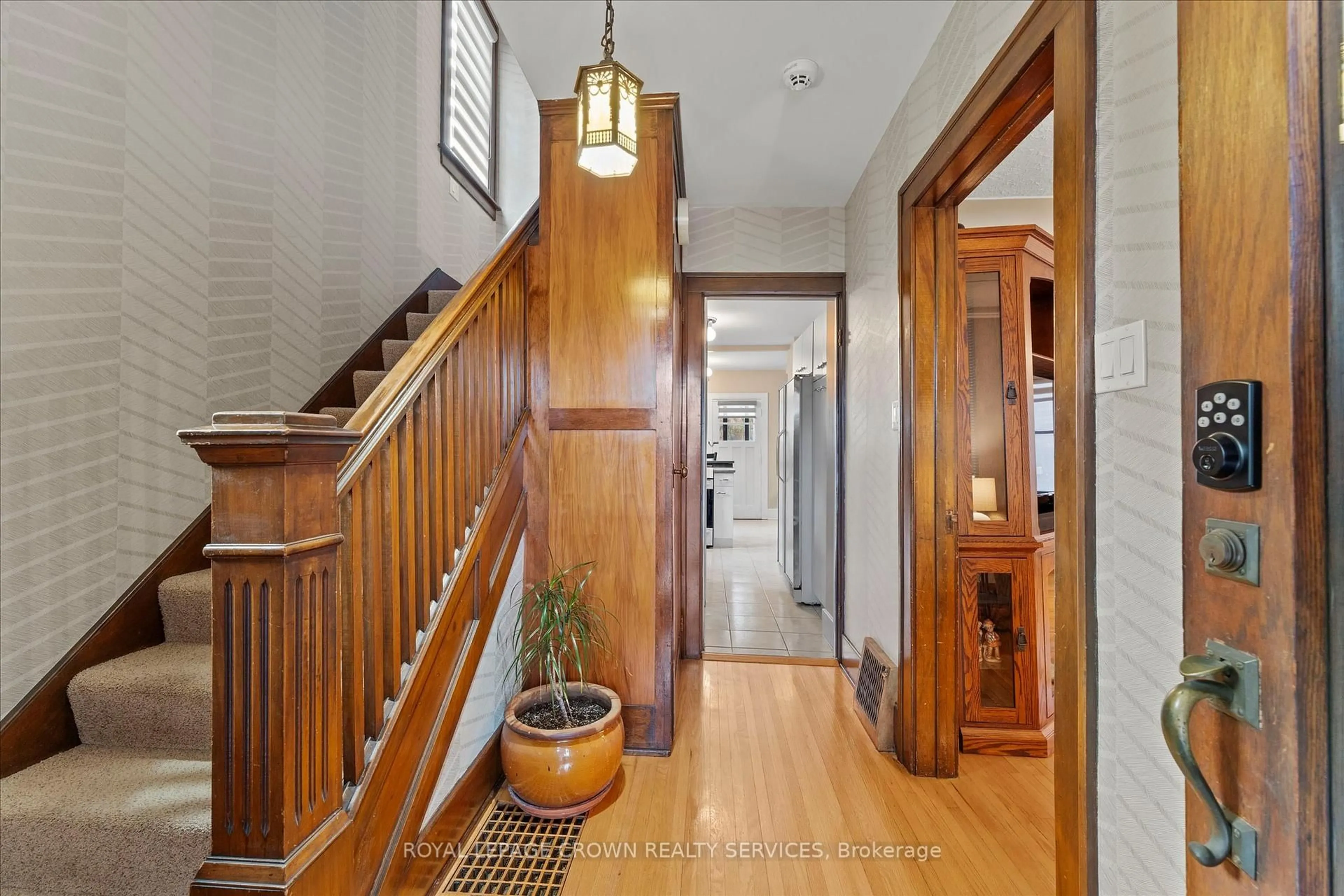 Indoor foyer for 2209 Lincoln Rd, Windsor Ontario N8W 2R3