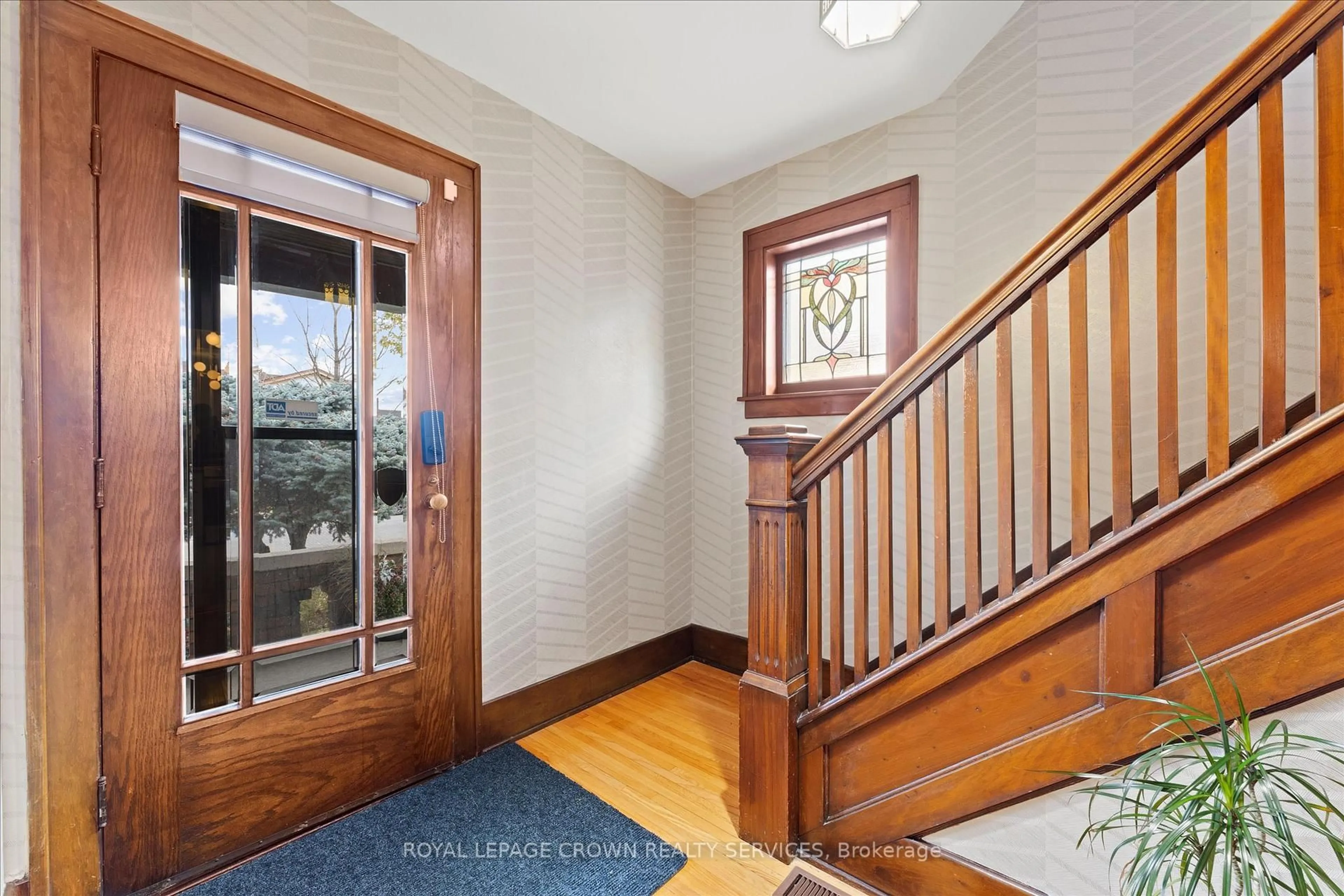 Indoor foyer for 2209 Lincoln Rd, Windsor Ontario N8W 2R3