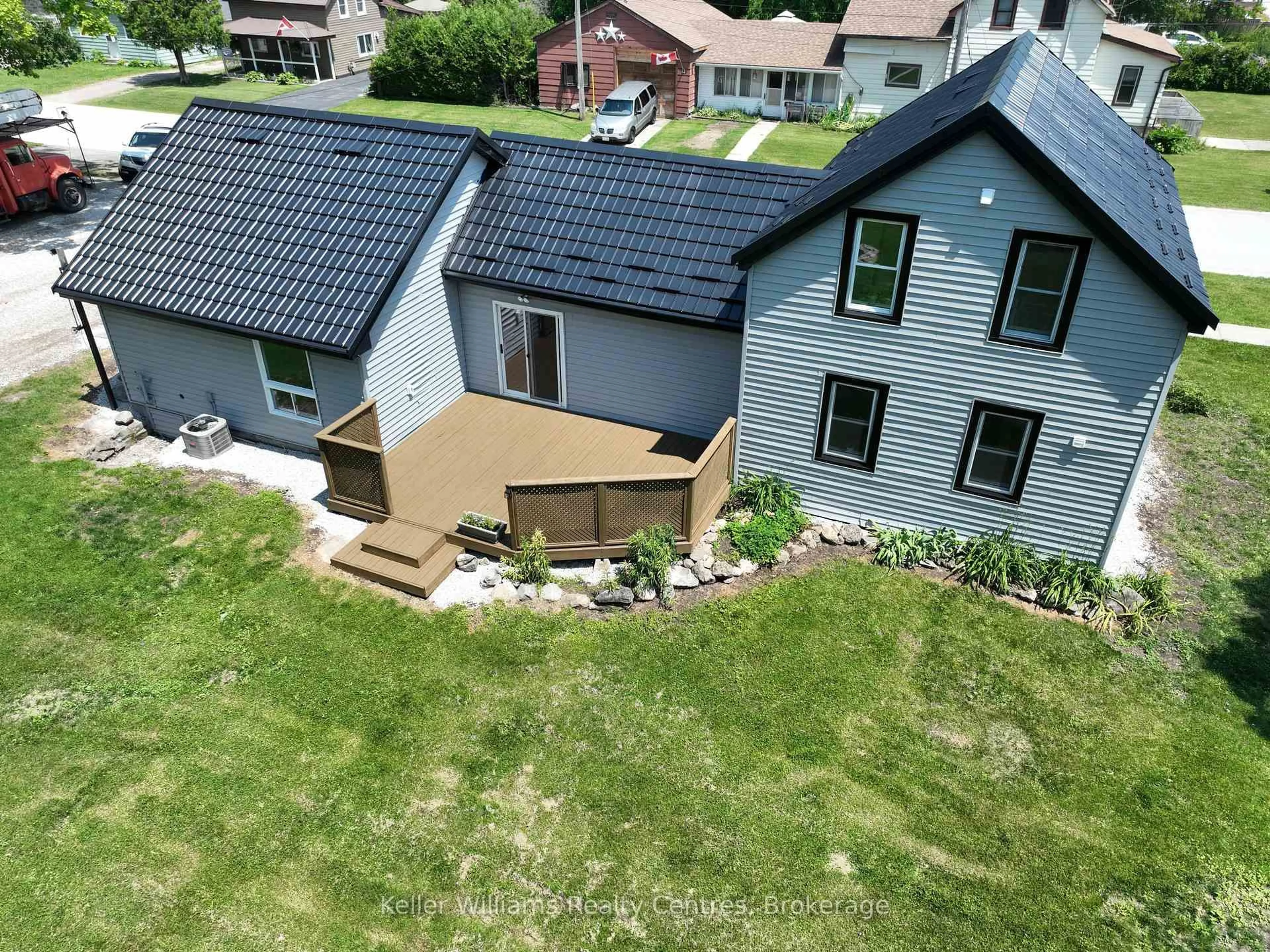 A pic from outside/outdoor area/front of a property/back of a property/a pic from drone, unknown for 52 Queen St, South Bruce Peninsula Ontario N0H 1P0