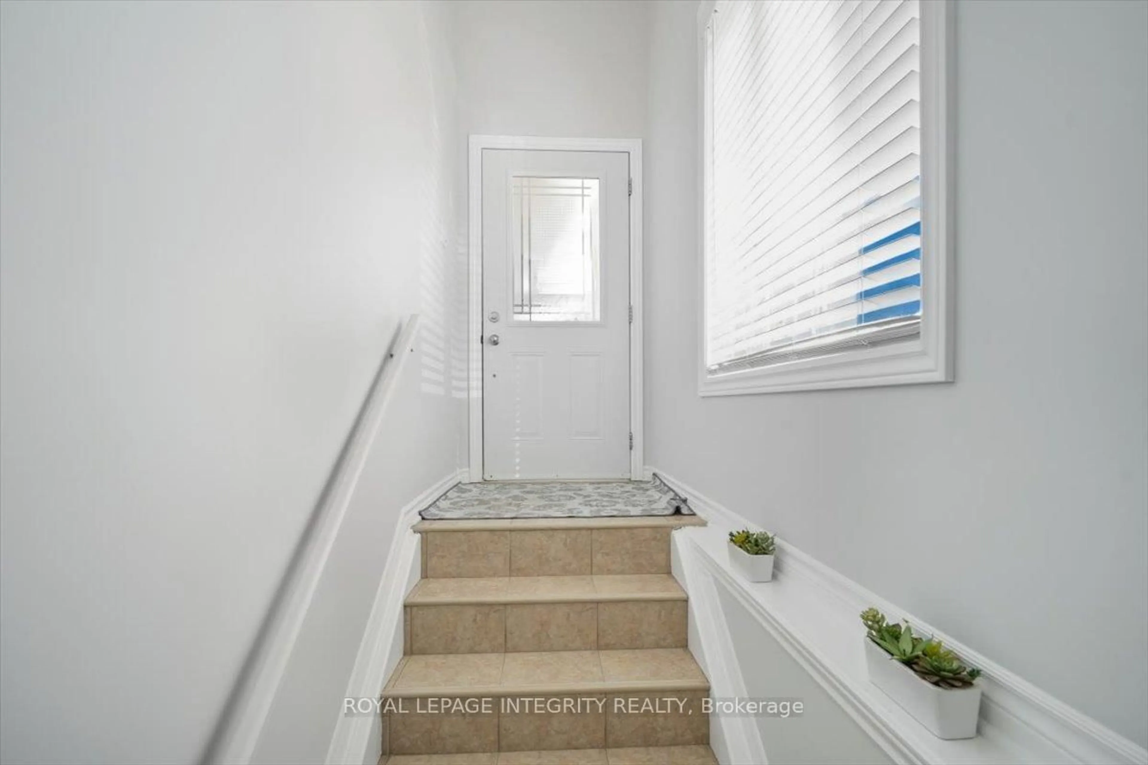 Indoor entryway for 46 Cambridge St #1, The Nation Ontario K0A 2M0