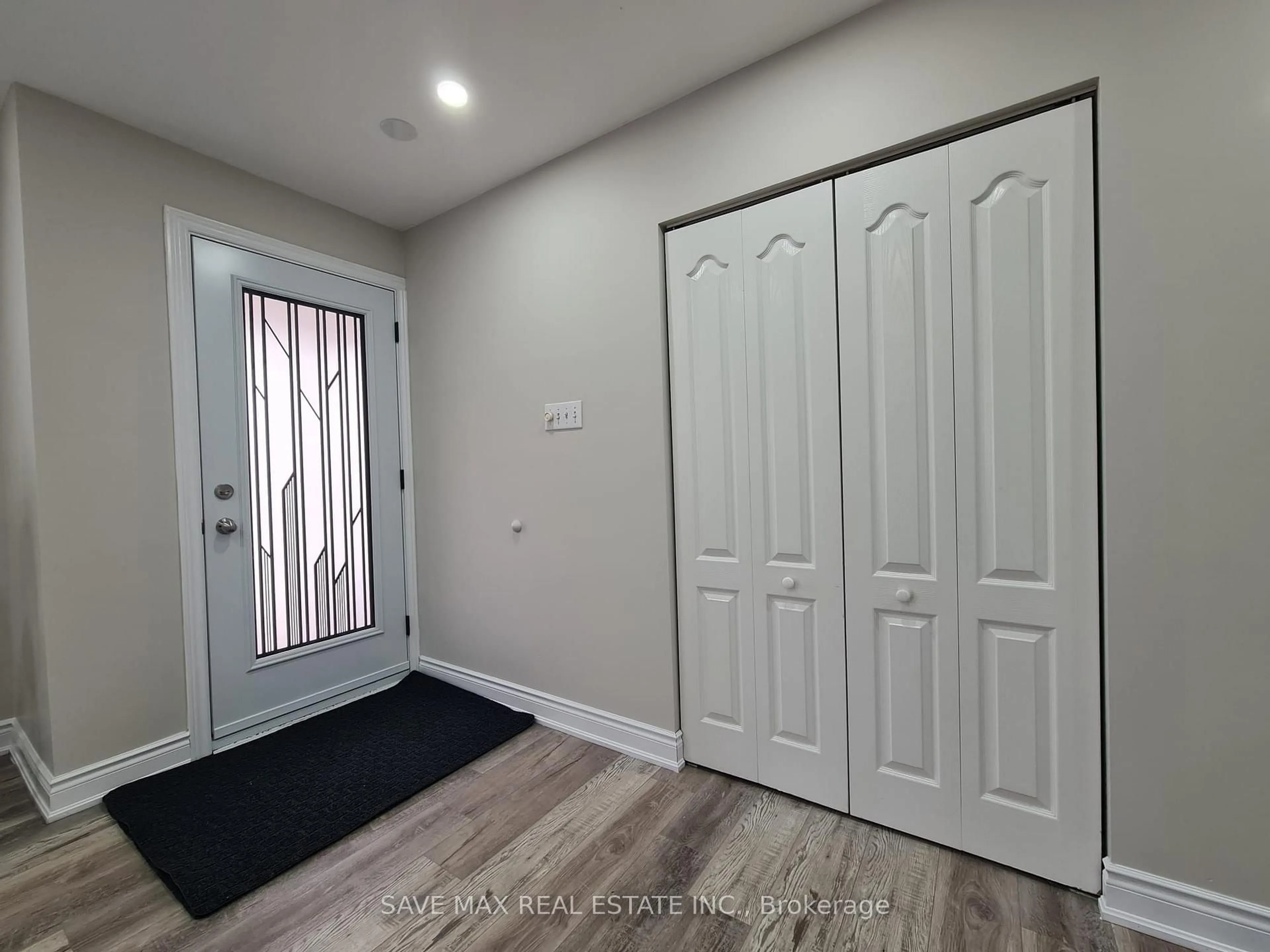 Indoor entryway for 214 CORNWALL St, Waterloo Ontario N2J 1H8