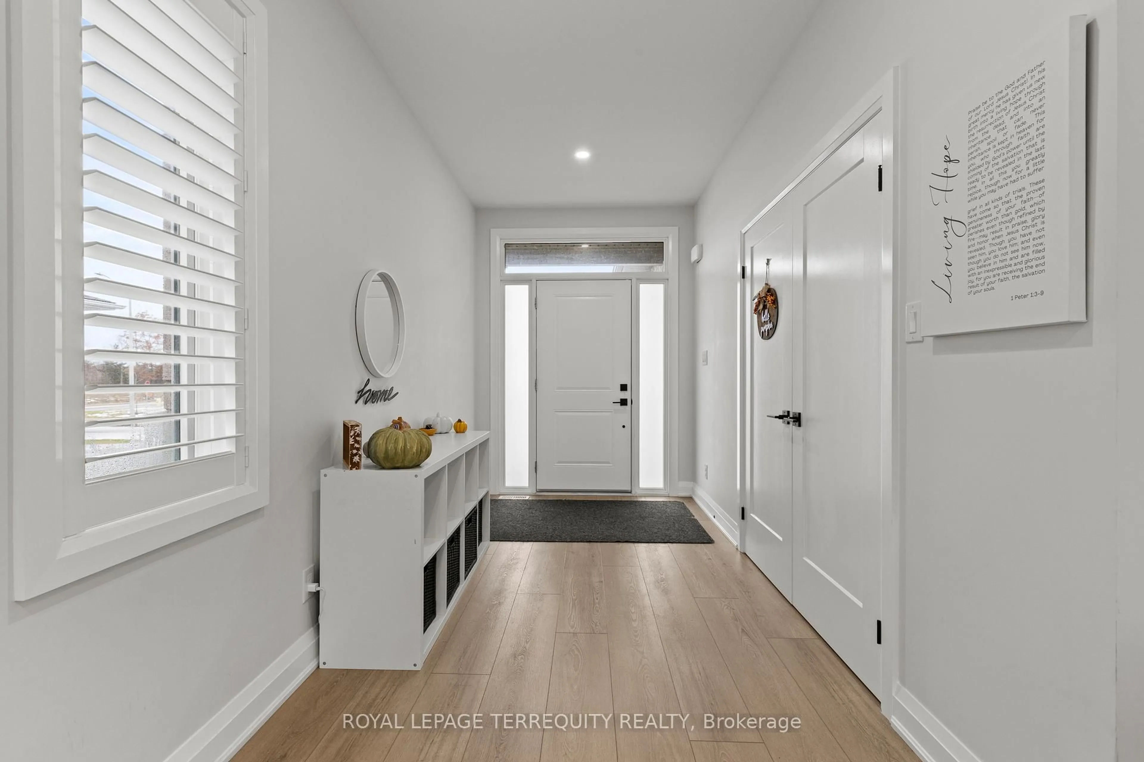 Indoor entryway for 62 Peachleaf Lane, Norfolk Ontario N0E 1Y0