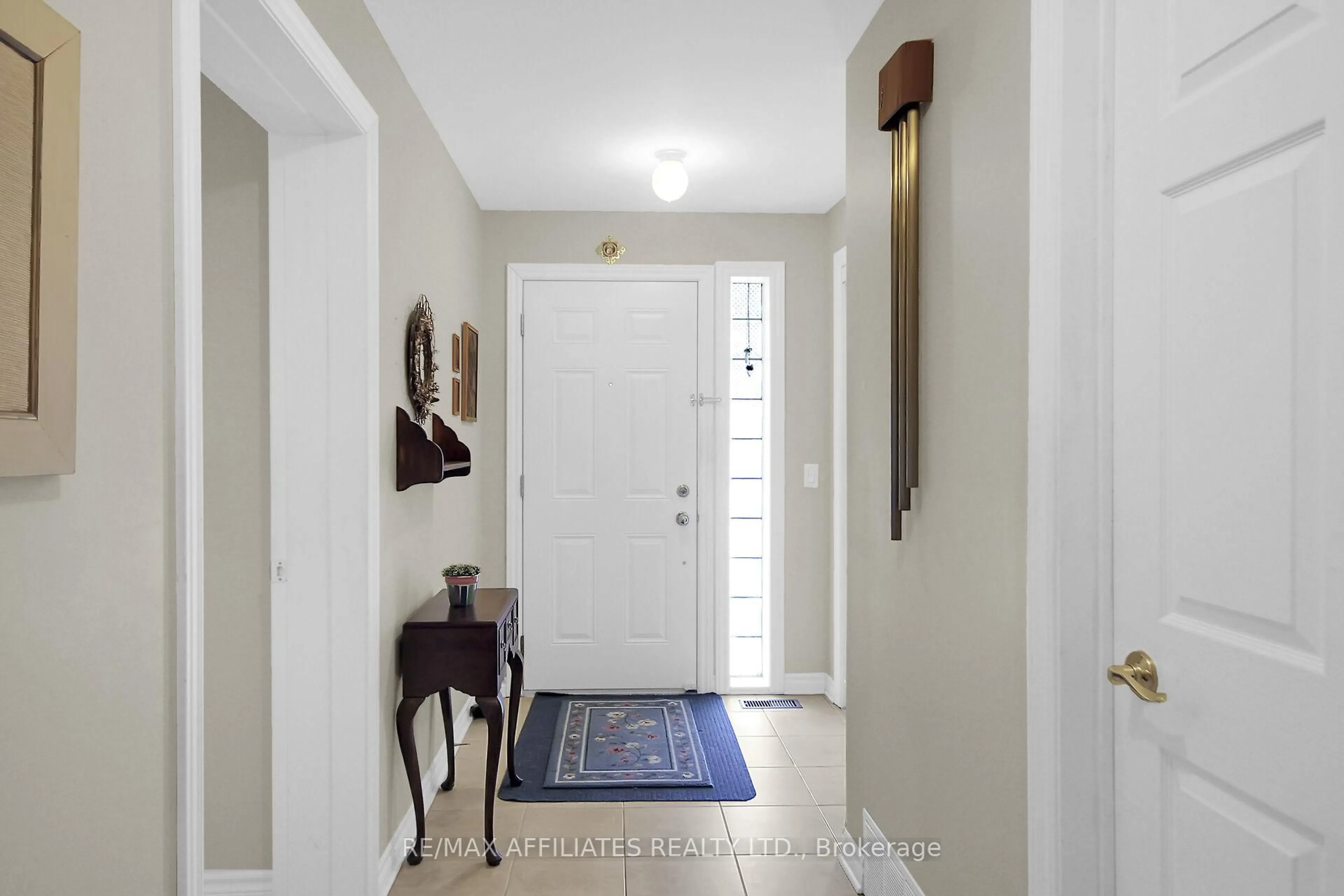 Indoor entryway for 2032 Sun Vista Private, Ottawa Ontario K4P 0A7