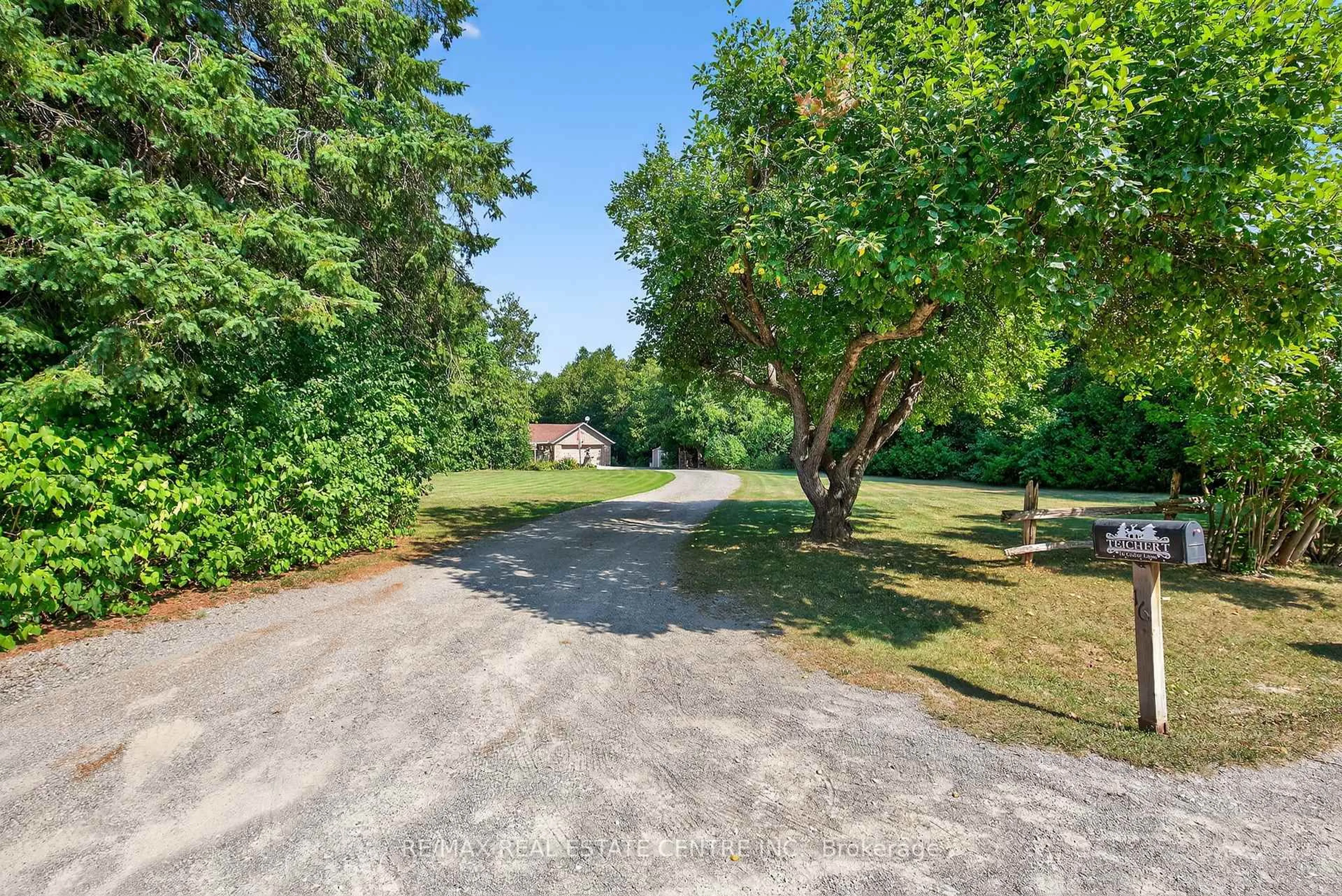 A pic from outside/outdoor area/front of a property/back of a property/a pic from drone, unknown for 16 Cedar Lane, Mono Ontario L9W 6C8