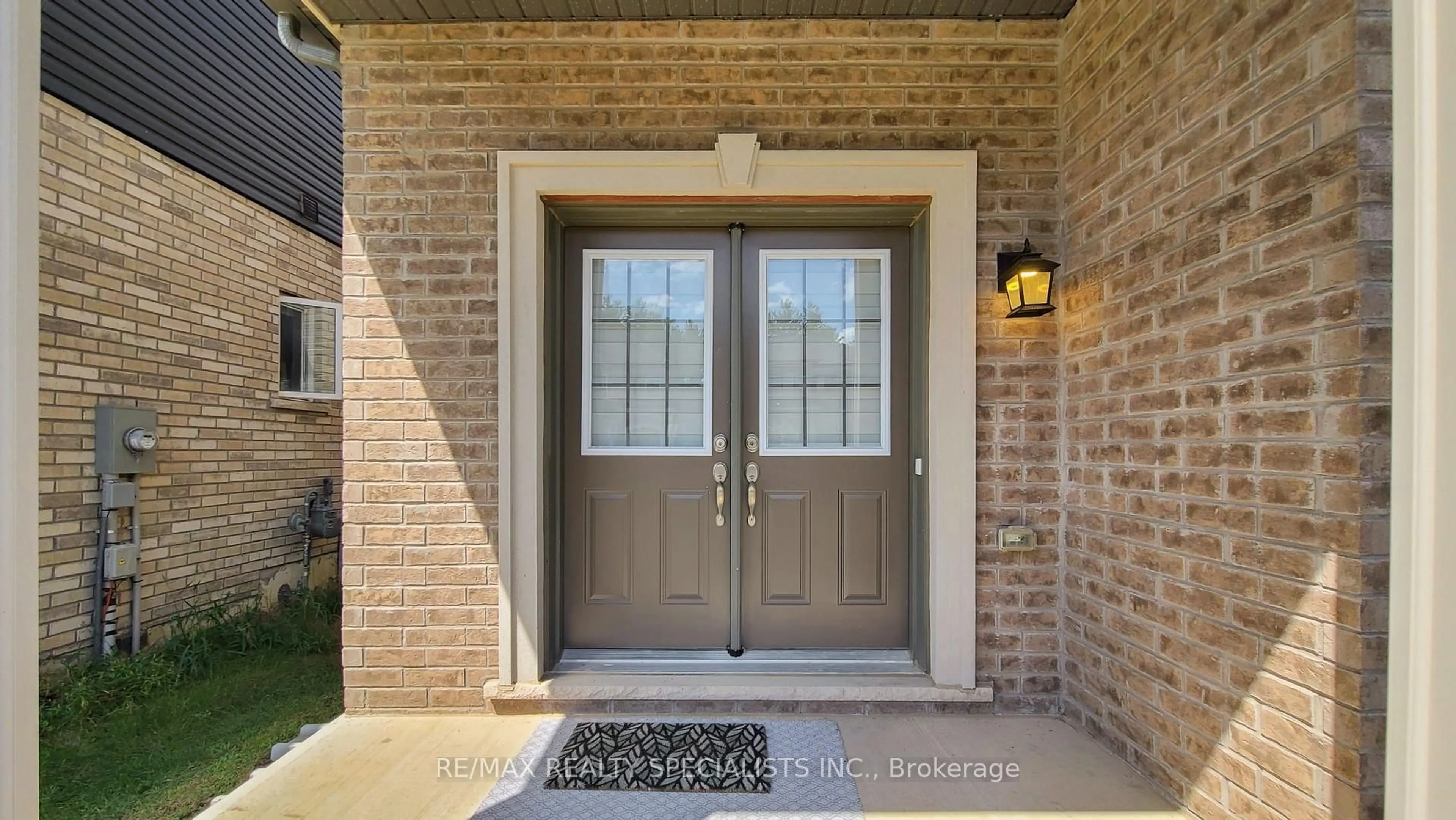 Indoor entryway for 44 Stauffer Rd, Brantford Ontario N3V 0B3