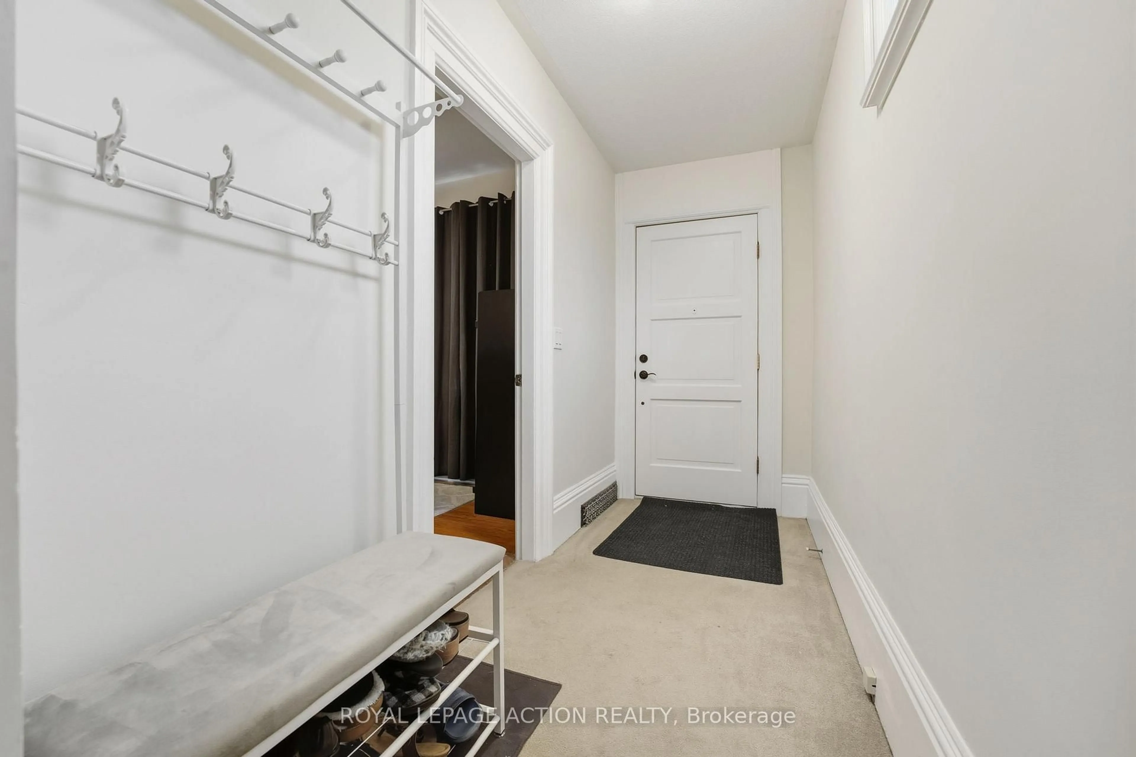 Indoor entryway for 117 Murray St, Brantford Ontario N3S 5P5