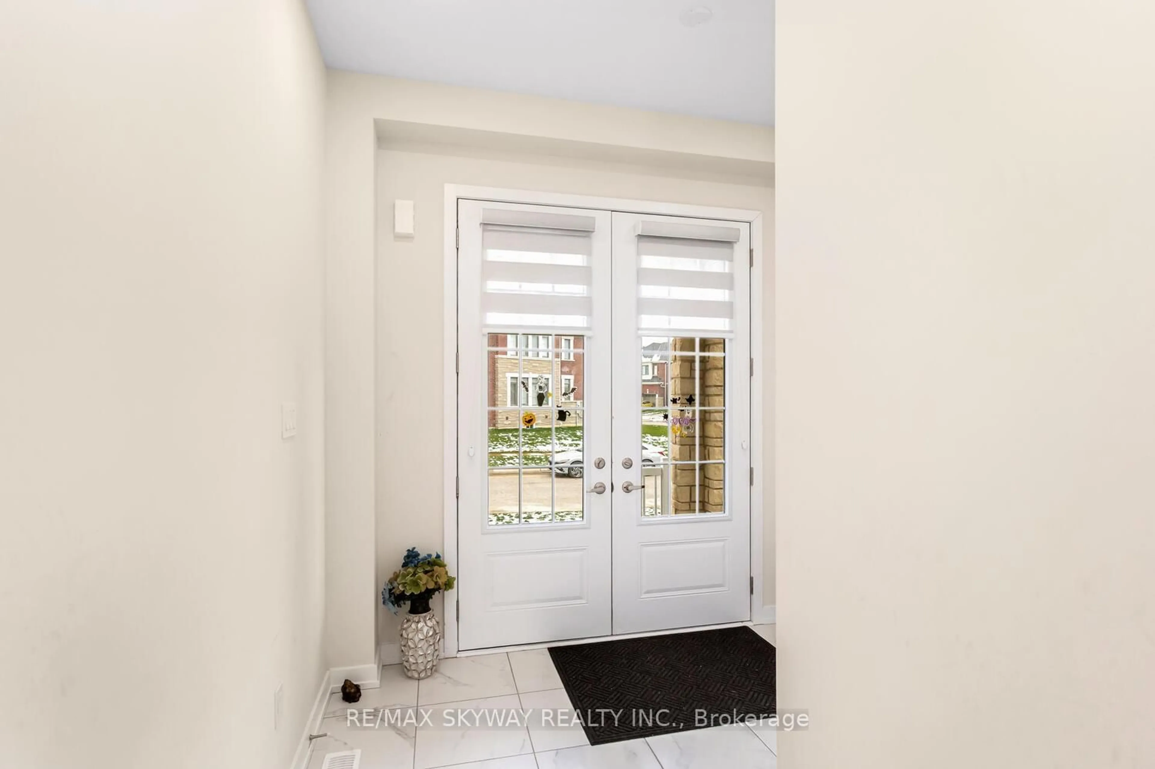 Indoor entryway for 72 Paperbirch Dr, Cambridge Ontario N1T 0G8