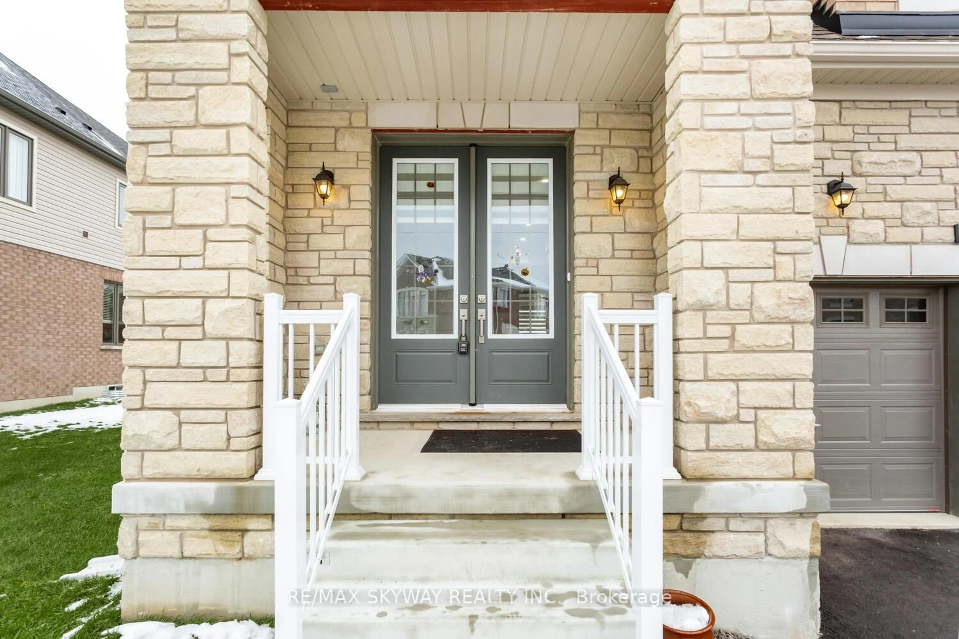 Indoor entryway for 72 Paperbirch Dr, Cambridge Ontario N1T 0G8