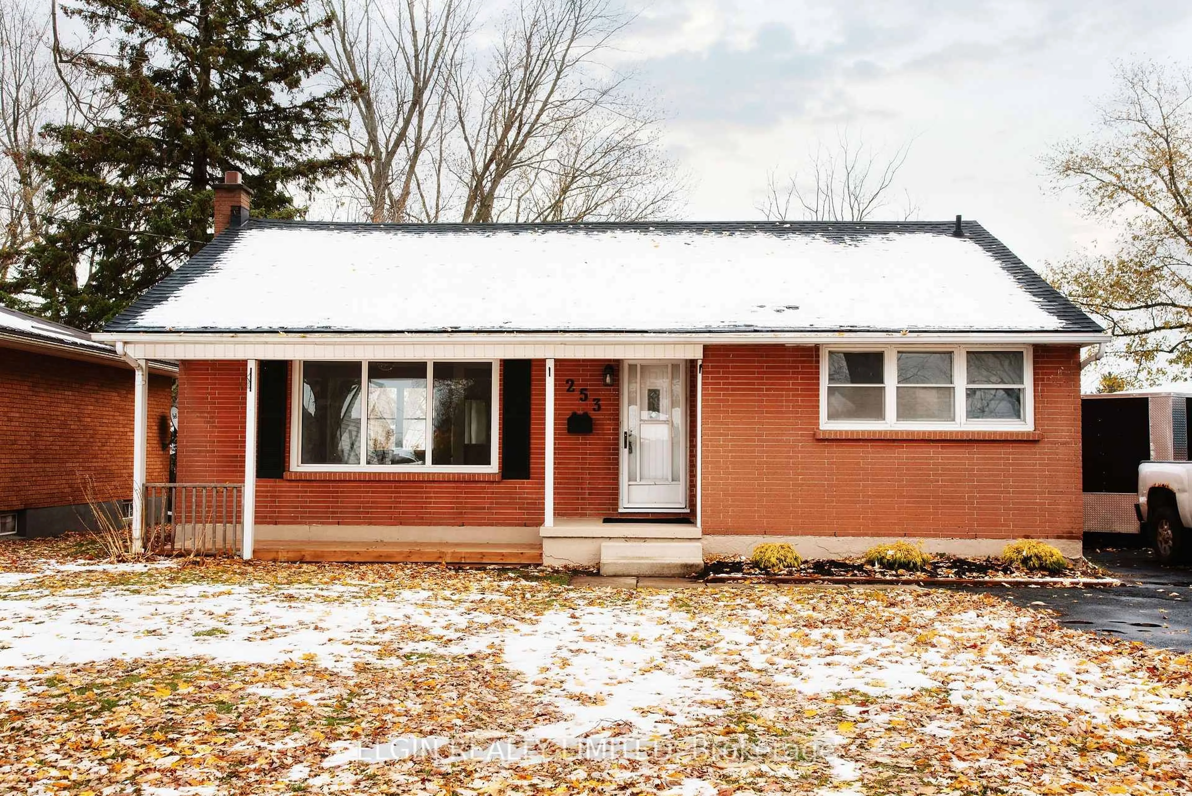 Home with vinyl exterior material, street for 253 Alma St, St. Thomas Ontario N5P 3B9