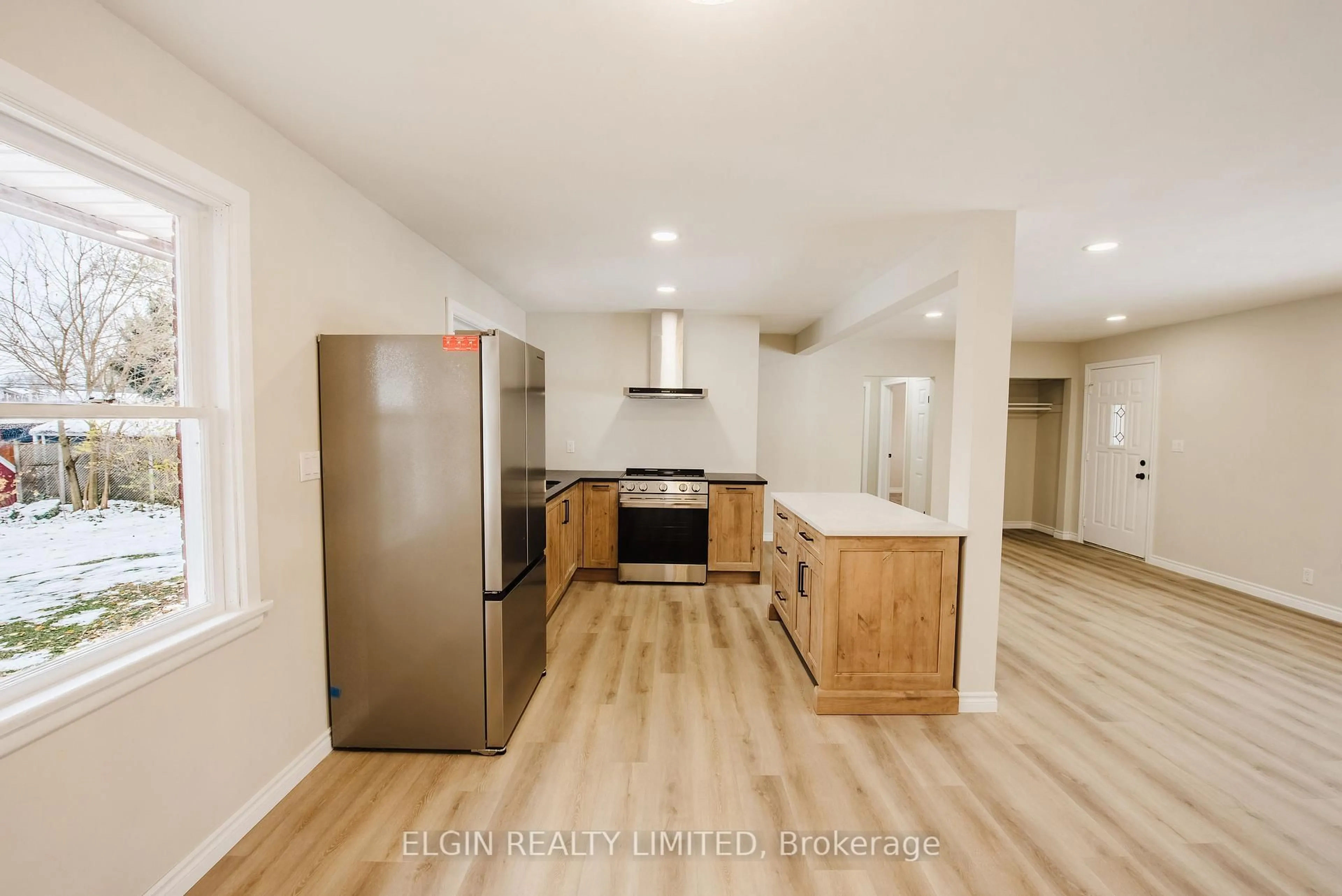 Open concept kitchen, wood/laminate floor for 253 Alma St, St. Thomas Ontario N5P 3B9