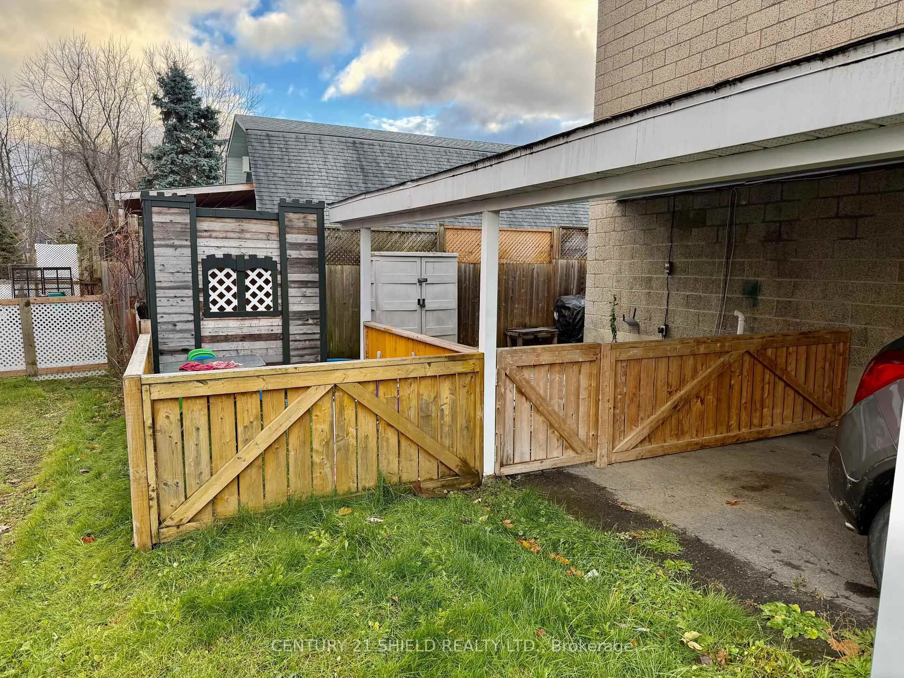 A pic from outside/outdoor area/front of a property/back of a property/a pic from drone, unknown for 210-212 Third St, Cornwall Ontario K6H 2E2