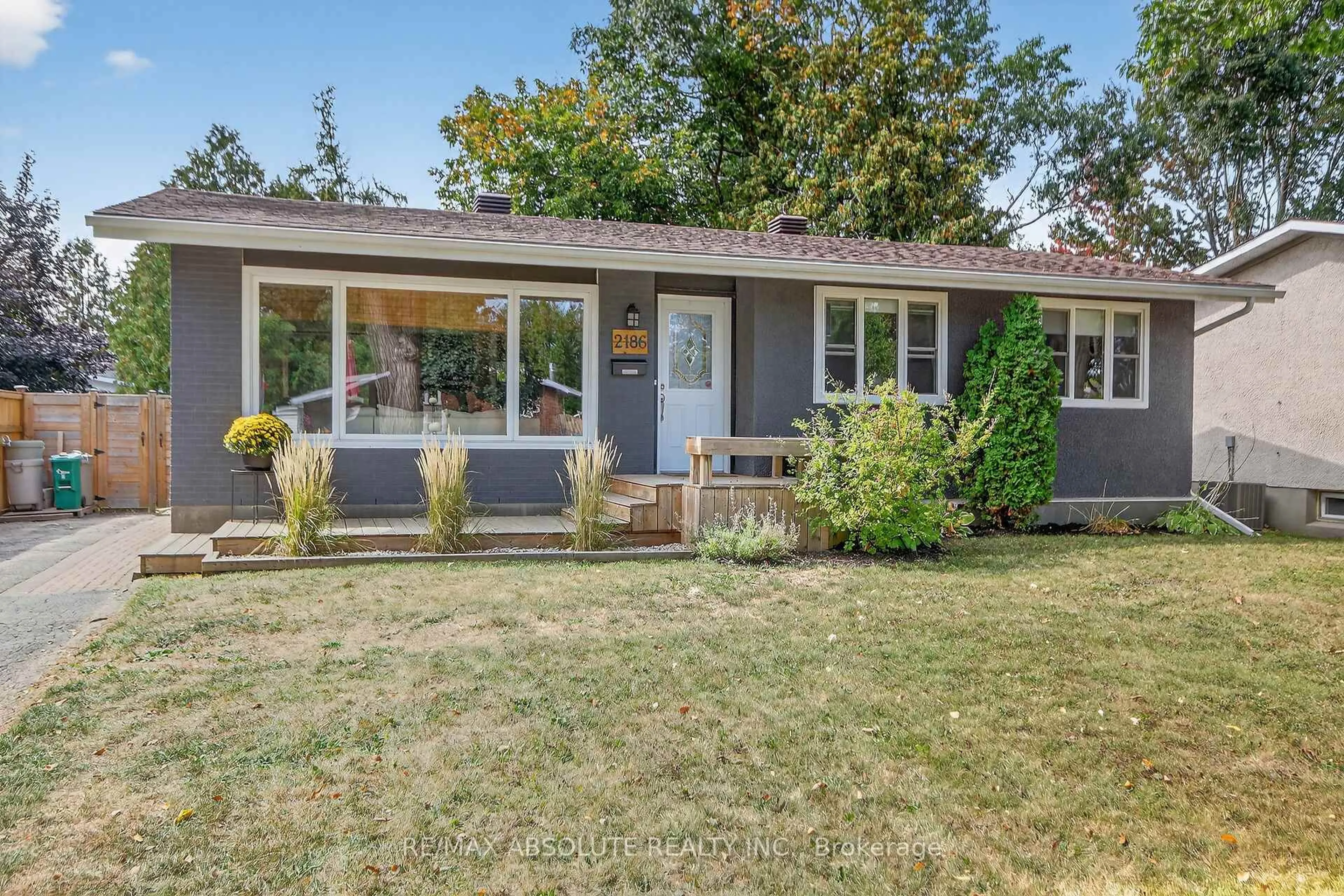 Home with vinyl exterior material, street for 2186 Tawney Rd, Ottawa Ontario K1G 1C5