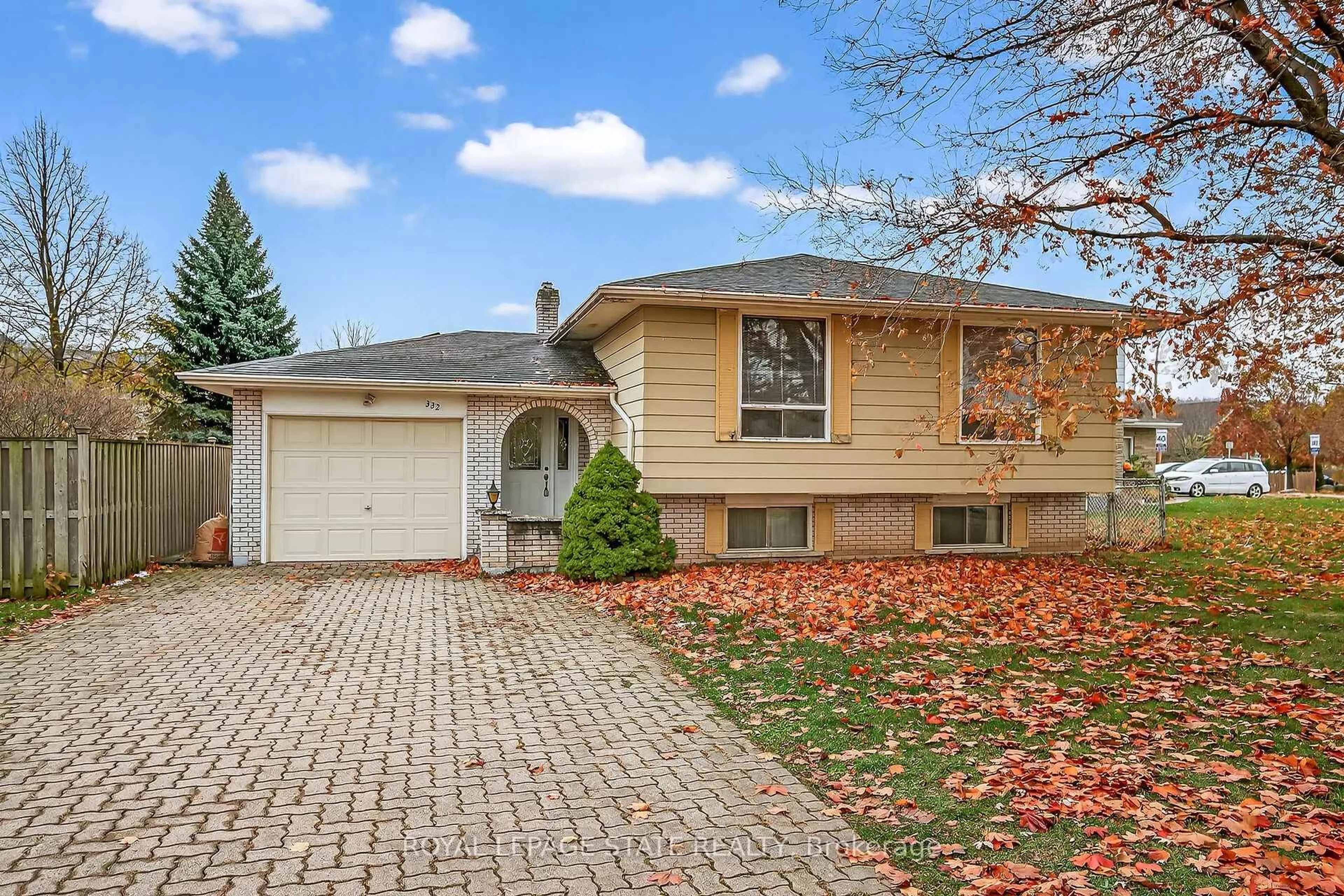 Home with vinyl exterior material, street for 332 King St, Hamilton Ontario L8G 1M4